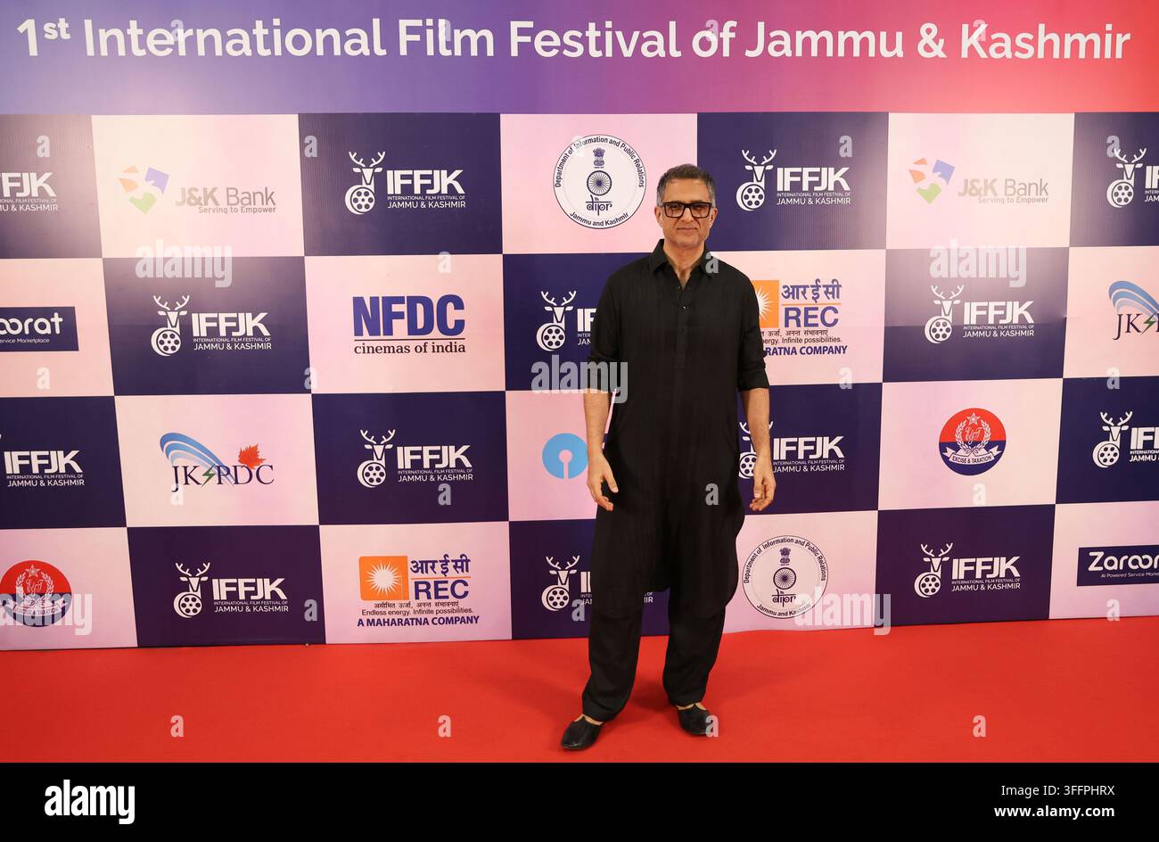L'attore indiano di Bollywood Sanjay Suri posa per una foto durante la sua partecipazione al primo Festival internazionale del cinema del Jammu e Kashmir al Centro conferenze internazionale Sher-i-Kashmir (SKICC) a Srinagar, Jammu e Kashmir, India, il 9 settembre 2026. Il Festival internazionale del cinema del Jammu e Kashmir (IFFJK), della durata di quattro giorni, si svolge dal 7 al 10 settembre e presenta 135 film provenienti da 41 paesi. L'evento riunisce registi, artisti, professionisti del settore e appassionati di cinema dall'India e dall'estero, offrendo una piattaforma ai registi regionali per mostrare il loro lavoro e interagire con gli internazionali Foto Stock
