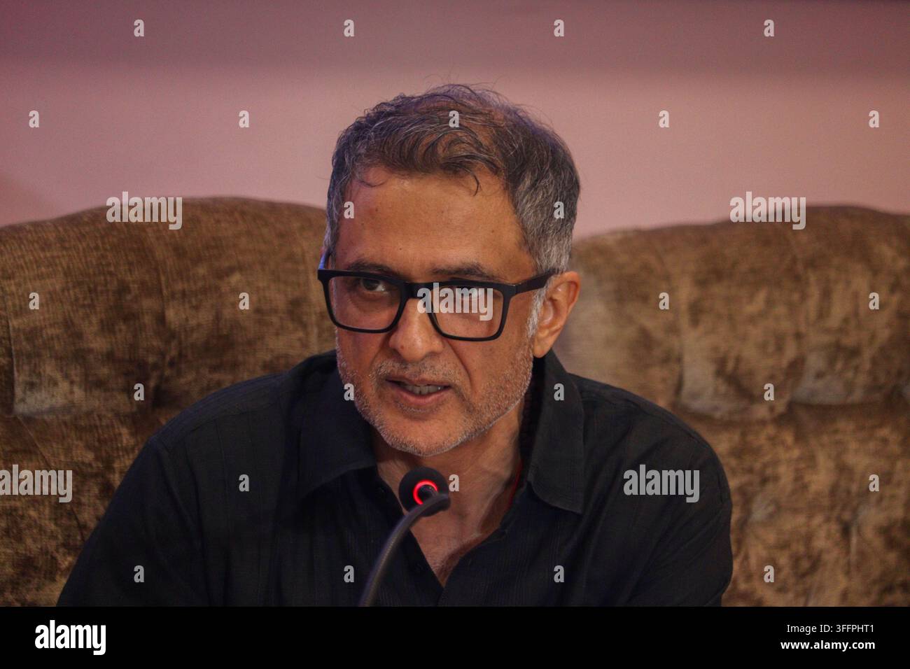 L'attore indiano di Bollywood Sanjay Suri si rivolge ai media durante il Festival internazionale del cinema di Jammu e Kashmir al Centro conferenze internazionale Sher-i-Kashmir (SKICC) a Srinagar, Jammu e Kashmir, India, il 9 settembre 2026. Il Festival internazionale del cinema di Jammu e Kashmir (IFFJK), della durata di quattro giorni, si svolge dal 7 al 10 settembre e presenta 135 film provenienti da 41 paesi. L'evento riunisce registi, artisti, professionisti del settore e appassionati di cinema dall'India e dall'estero, offrendo una piattaforma ai registi regionali per mostrare il loro lavoro e interagire con il cinema internazionale. Ka Foto Stock