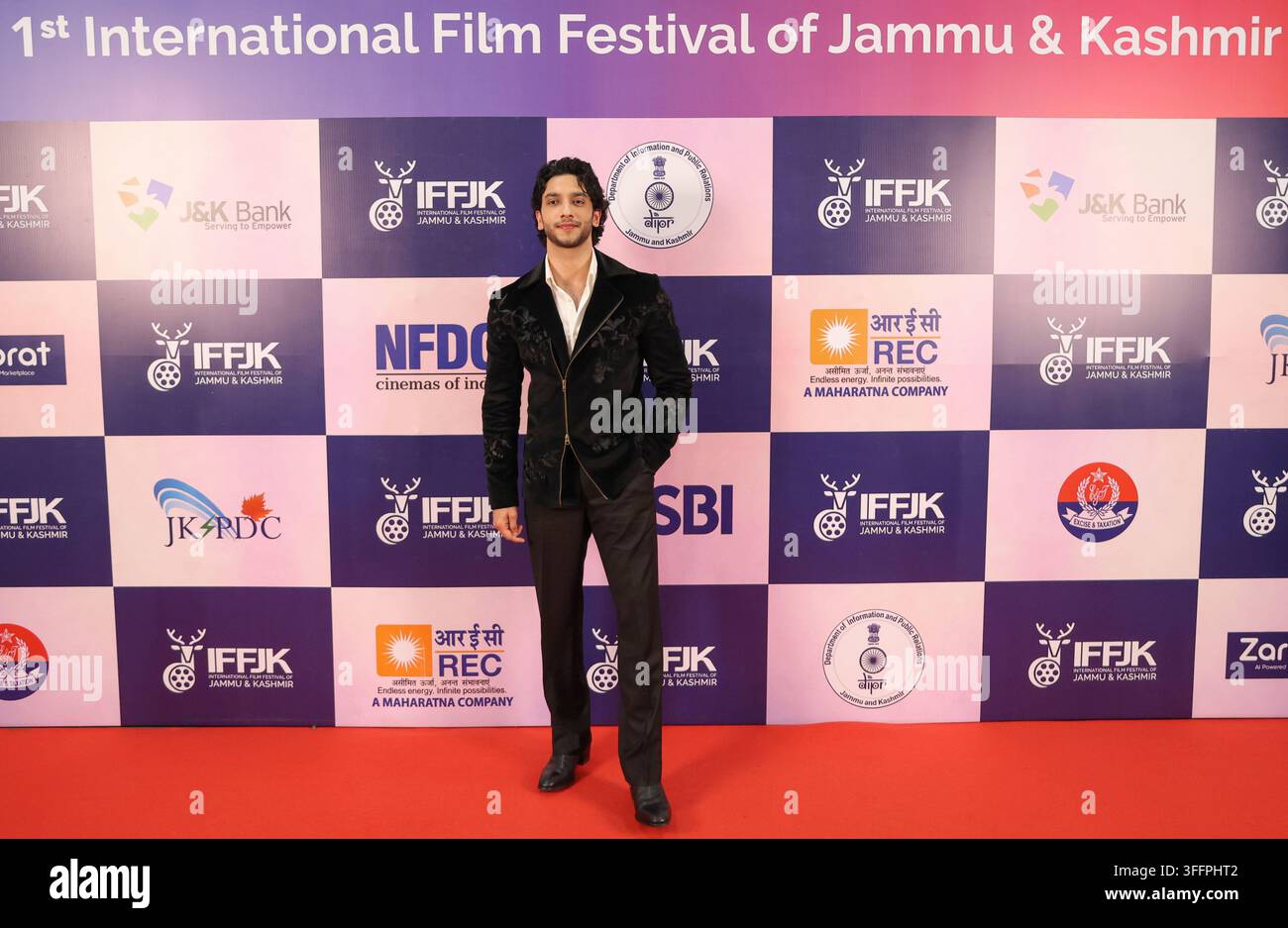 L'attore indiano di Bollywood Vedang Raina posa per una foto mentre partecipa al Festival internazionale del cinema di Jammu e Kashmir al Sher-i-Kashmir International Conference Centre (SKICC) a Srinagar, Jammu e Kashmir, India, il 9 settembre 2026. Il Festival internazionale del cinema di Jammu e Kashmir (IFFJK), della durata di quattro giorni, si svolge dal 7 al 10 settembre e presenta 135 film provenienti da 41 paesi. L'evento riunisce registi, artisti, professionisti del settore e appassionati di cinema dall'India e dall'estero, offrendo una piattaforma ai registi regionali per mostrare il loro lavoro e interagire con il cinema internazionale Foto Stock