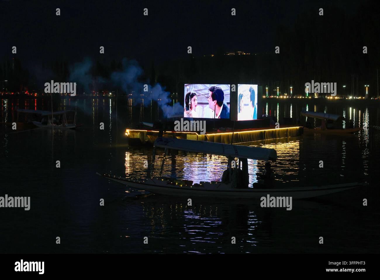 Srinagar, Jammu e Kashmir, India. 09 set., 2026. Un barcaiolo guarda una proiezione di film in un cinema galleggiante sul lago Dal durante il Festival internazionale del cinema del Jammu e Kashmir al Centro internazionale di conferenza Sher-i-Kashmir (SKICC) a Srinagar, Jammu e Kashmir, India, il 9 settembre 2026. Il festival di quattro giorni si svolge dal 7 al 10 settembre e presenta 135 film provenienti da 41 paesi. (Foto di Firdous Nazir/NurPhoto)0 Credit: NurPhoto SRL/Alamy Live News Foto Stock