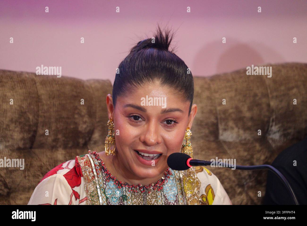 La cantante indiana di playback Bollywood Sunidhi Chauhan si rivolge ai media durante il Festival internazionale del cinema di Jammu e Kashmir presso il Sher-i-Kashmir International Conference Centre (SKICC) a Srinagar, Jammu e Kashmir, India, il 9 settembre 2026. Il Festival internazionale del cinema di Jammu e Kashmir (IFFJK), della durata di quattro giorni, si svolge dal 7 al 10 settembre e presenta 135 film provenienti da 41 paesi. L’evento riunisce registi, artisti, professionisti del settore e appassionati di cinema dall’India e dall’estero, offrendo una piattaforma ai registi regionali per mostrare il loro lavoro e interagire con professionisti internazionali Foto Stock