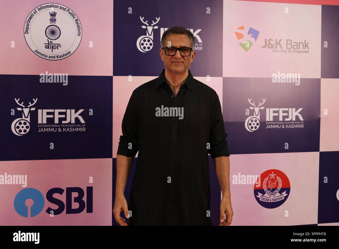 L'attore indiano di Bollywood Sanjay Suri posa per una foto mentre partecipa al Festival internazionale del cinema di Jammu e Kashmir al Centro internazionale di conferenza Sher-i-Kashmir (SKICC) a Srinagar, Jammu e Kashmir, India, il 9 settembre 2026. Il Festival internazionale del cinema di Jammu e Kashmir (IFFJK), della durata di quattro giorni, si svolge dal 7 al 10 settembre e presenta 135 film provenienti da 41 paesi. L'evento riunisce registi, artisti, professionisti del settore e appassionati di cinema provenienti dall'India e dall'estero, offrendo una piattaforma ai registi regionali per mostrare il loro lavoro e interagire con i professionisti del cinema internazionali Foto Stock