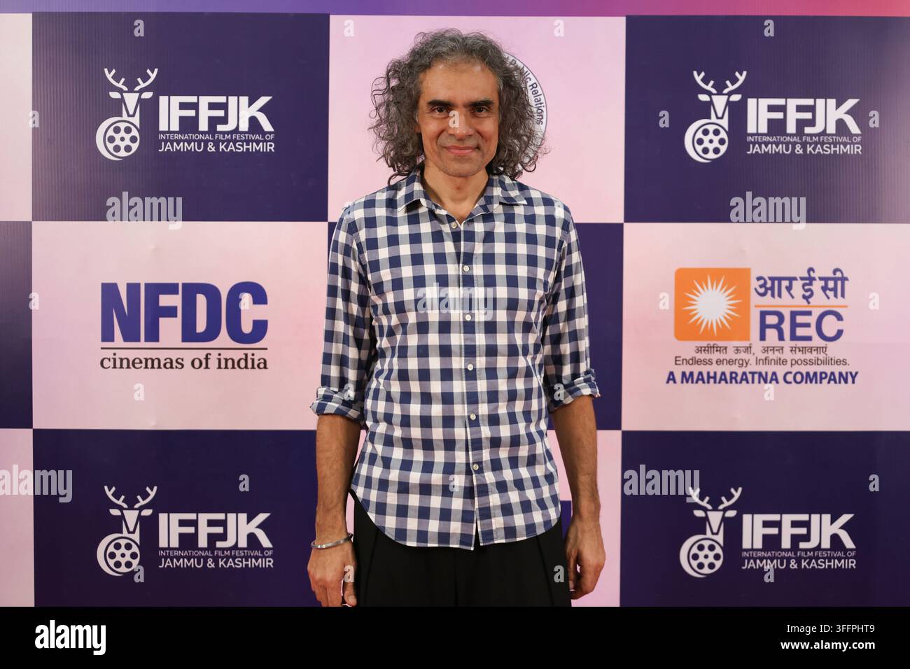 Il regista indiano Imtiaz Ali posa per una foto mentre partecipa al Festival internazionale del cinema di Jammu e Kashmir al Centro conferenze internazionale Sher-i-Kashmir a Srinagar, Jammu e Kashmir, India, il 9 settembre 2026. Il festival di quattro giorni si svolge dal 7 al 10 settembre e presenta 135 film provenienti da 41 paesi. L'evento riunisce registi, artisti, professionisti del settore e appassionati di cinema provenienti dall'India e dall'estero. Il Kashmir ha servito come sfondo per numerosi film hindi nel corso dei decenni, e il festival mira a promuovere la regione come destinazione per la produzione cinematografica, l'ex Foto Stock