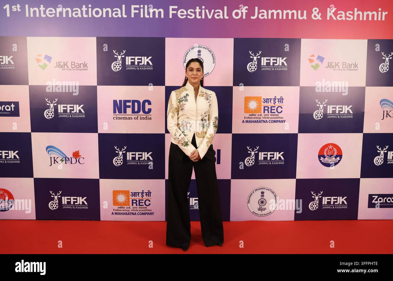 Attrice indiana di Bollywood Sharvari Wag posa per una foto durante la sua partecipazione al Festival internazionale del cinema di Jammu e Kashmir al Sher-i-Kashmir International Conference Centre (SKICC) a Srinagar, Jammu e Kashmir, India, il 9 settembre 2026. Il Festival internazionale del cinema di Jammu e Kashmir (IFFJK), della durata di quattro giorni, si svolge dal 7 al 10 settembre e presenta 135 film provenienti da 41 paesi. L’evento riunisce registi, artisti, professionisti del settore e appassionati di cinema dall’India e dall’estero, offrendo una piattaforma ai registi regionali per mostrare il loro lavoro e interagire con il mondo internazionale Foto Stock