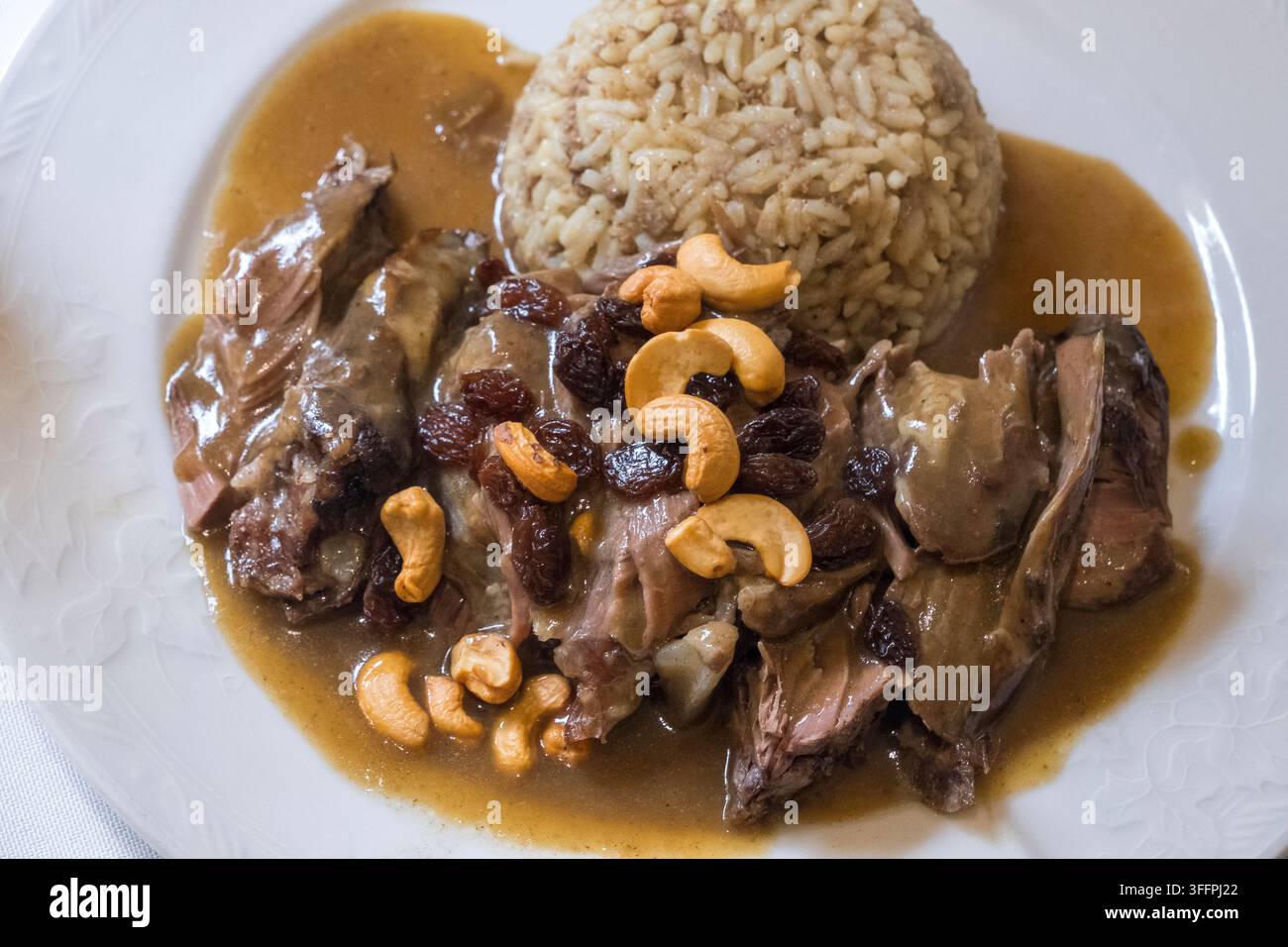 Stufato libanese di riso e agnello con anacardi e uvetta Foto Stock