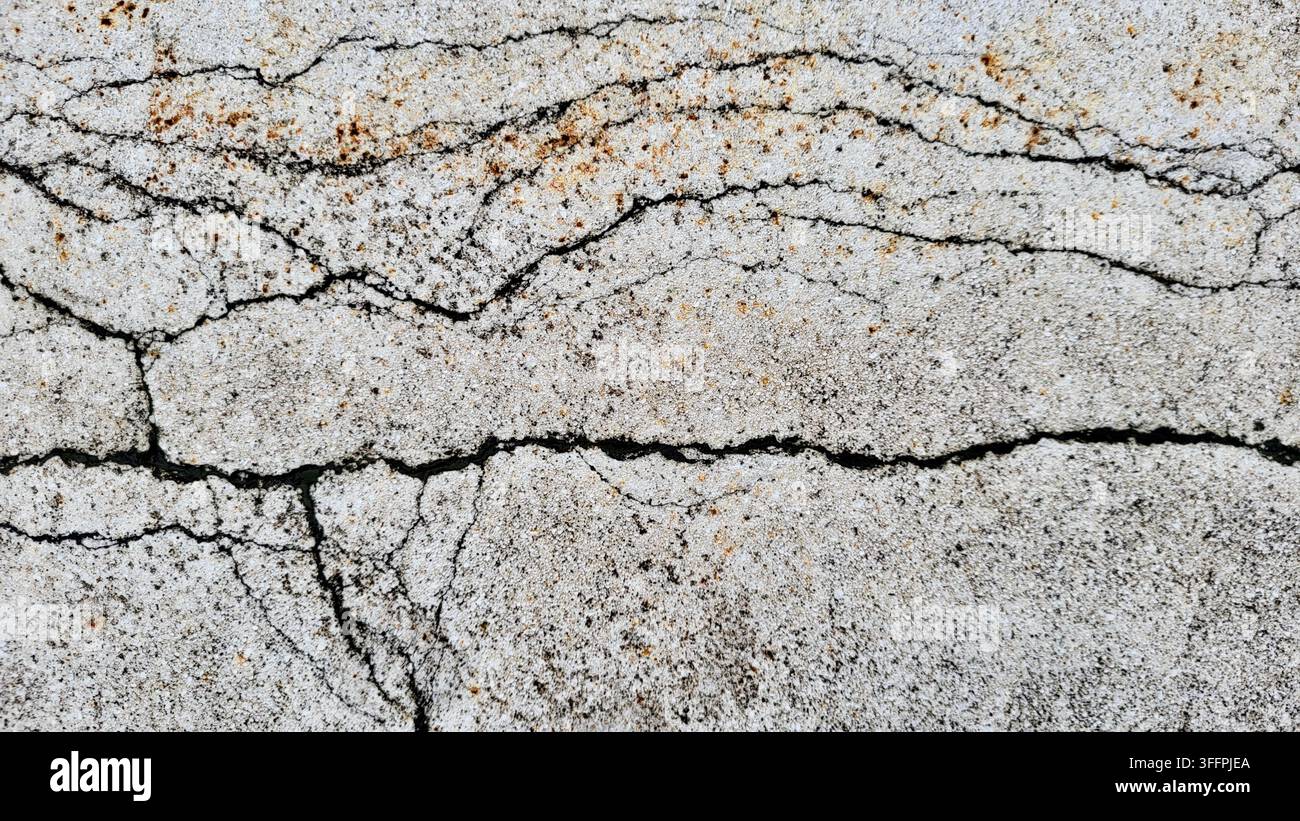 Prima vista di un vecchio muro di casa eroso con piccole crepe, Svizzera Foto Stock