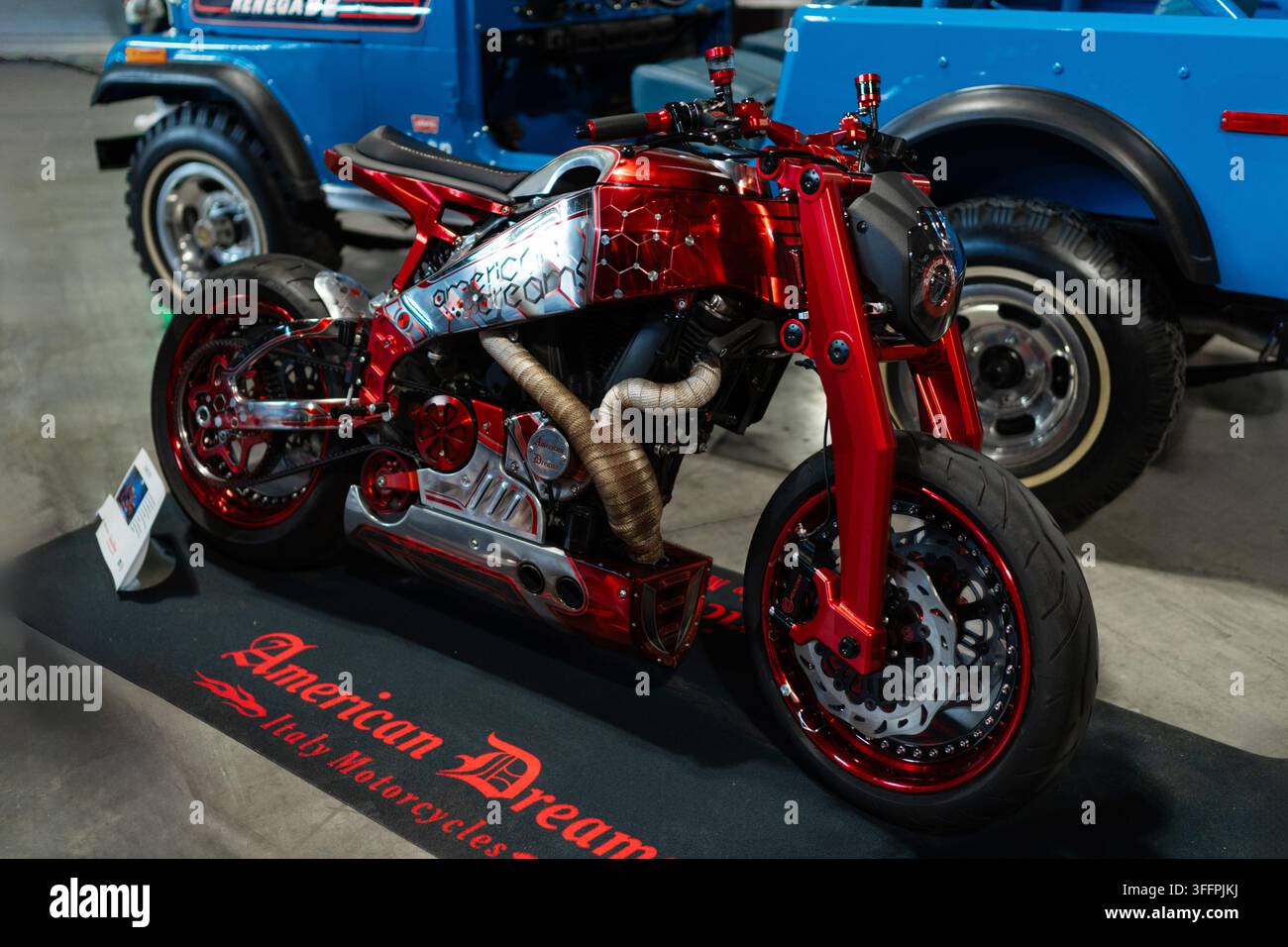 Milano, Italia - 12.11.2022: Moto personalizzata American Dreams cromata rossa in mostra. Esposizione Milano Autoclassica Foto Stock