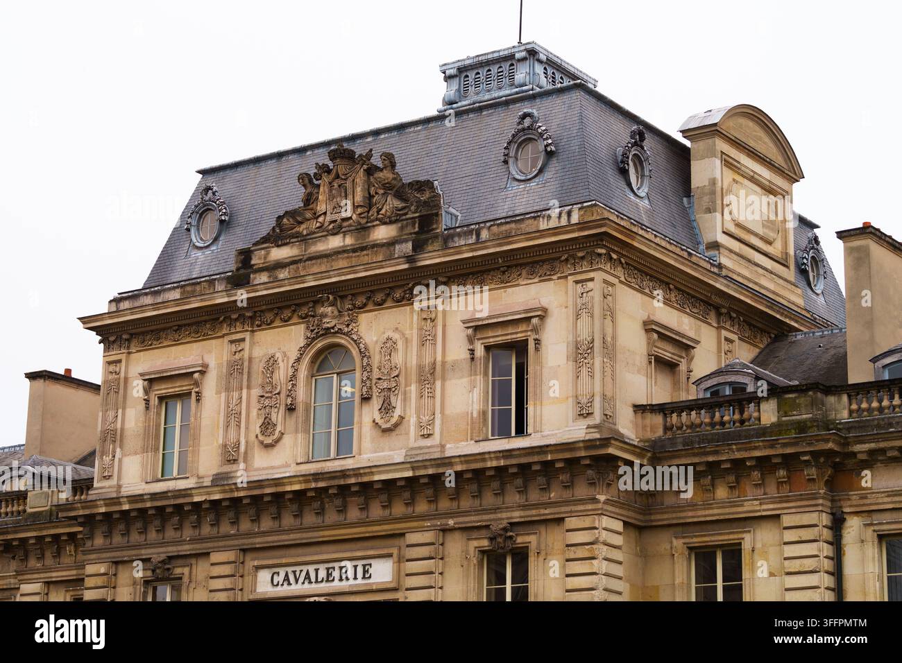Copenaghena, Danimarca - agosto, 09, 2023: Edificio storico del palazzo di Amalienborg con architettura ornata e intricata scultura del tetto Foto Stock