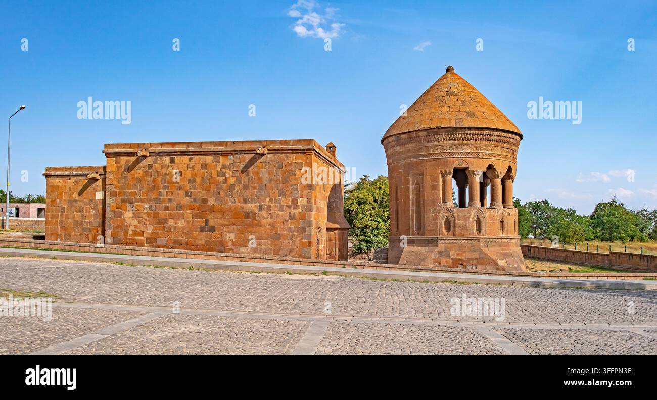 La tomba storica di Emir Bayindir (Kumbet) e la moschea adiacente sotto un cielo blu limpido nel distretto di Ahlat di Bitlis, Turchia. Costruito nel 1481 durante il periodo degli Aq Q Foto Stock