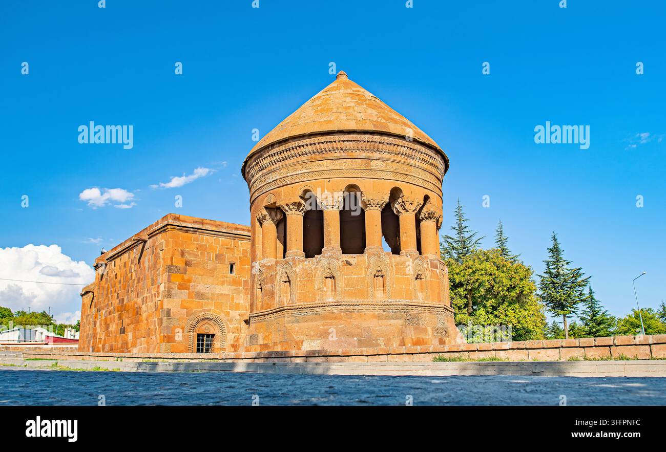 La tomba storica di Emir Bayindir (Kumbet) e la moschea adiacente sotto un cielo blu limpido nel distretto di Ahlat di Bitlis, Turchia. Costruito nel 1481 durante il periodo degli Aq Q Foto Stock