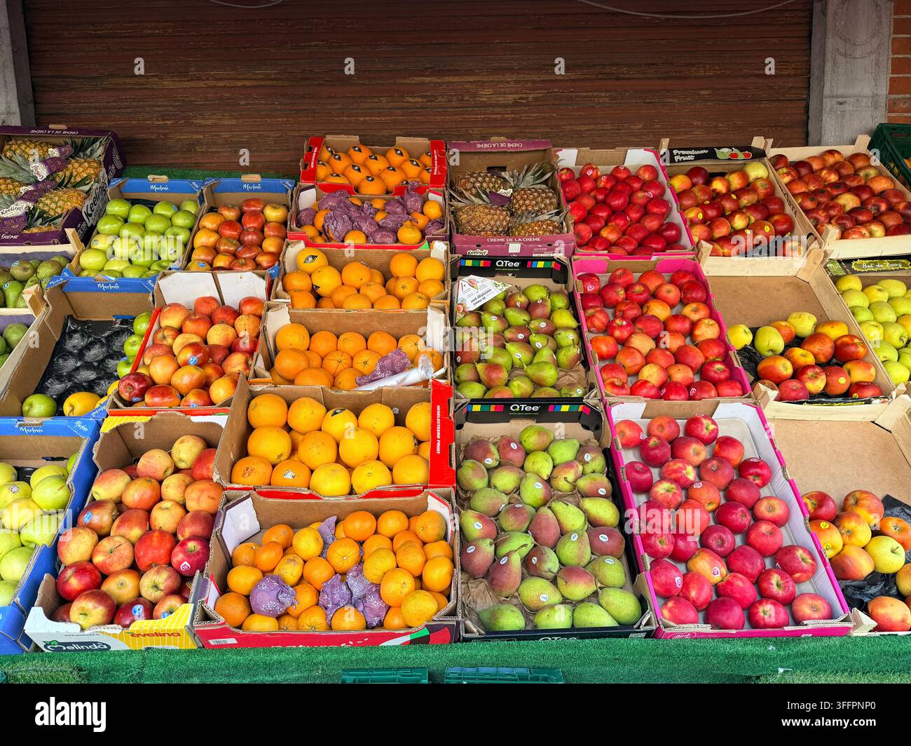 Esposizione colorata di frutta fresca fuori da una fruttaria a Bruxelles, Belgio - Immagine stock catturata con smartphone