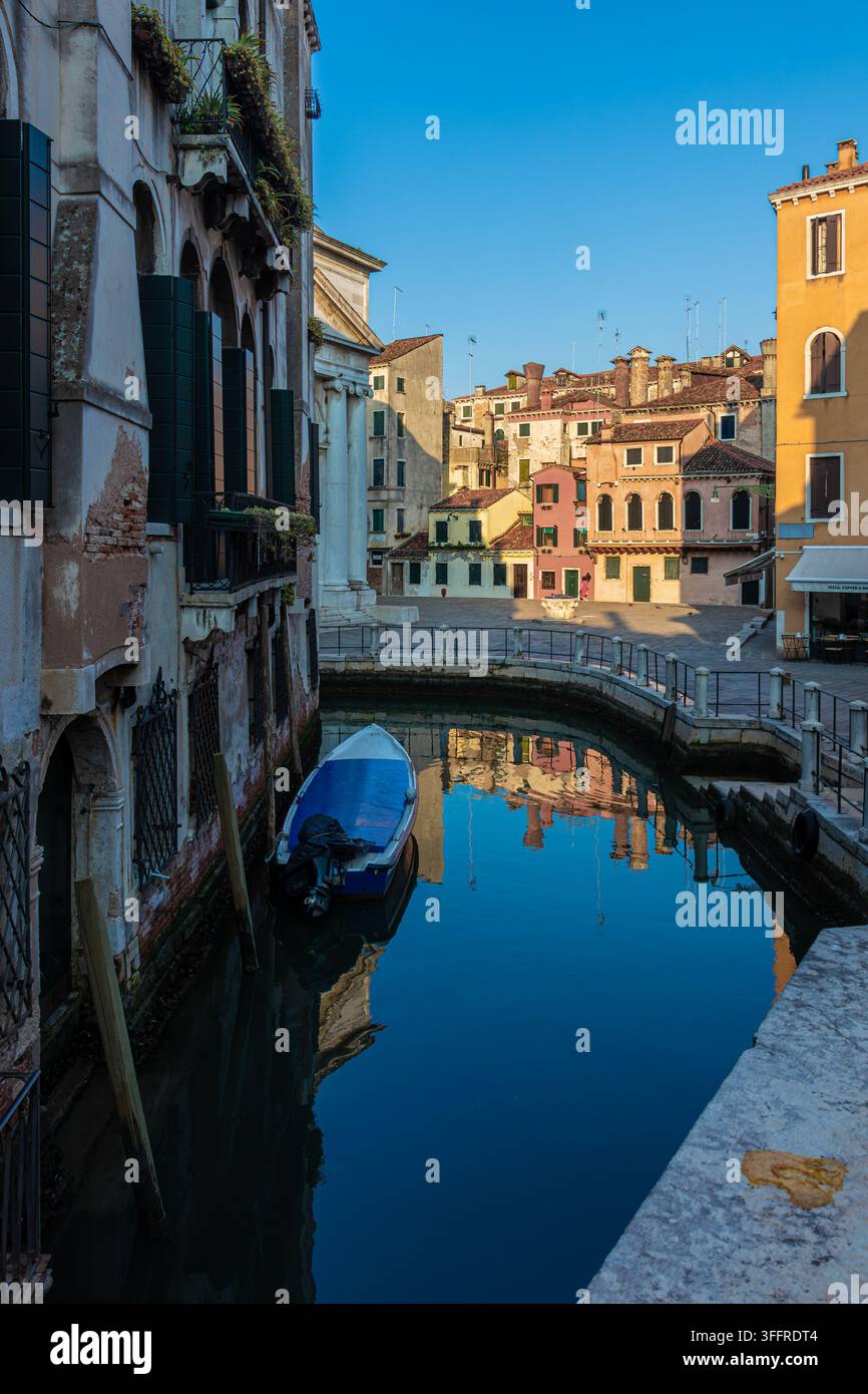 Canale Rio de la Maddalena con piccola barca riflessa nell'acqua calma vicino a Fondamenta de la Maddalena nel quartiere di Cannaregio, Venezia, Italia Foto Stock
