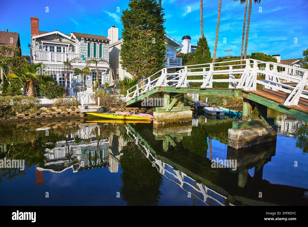 Ponte e case sul lungofiume nel quartiere storico di Venice Canal a Los Angeles, California Foto Stock