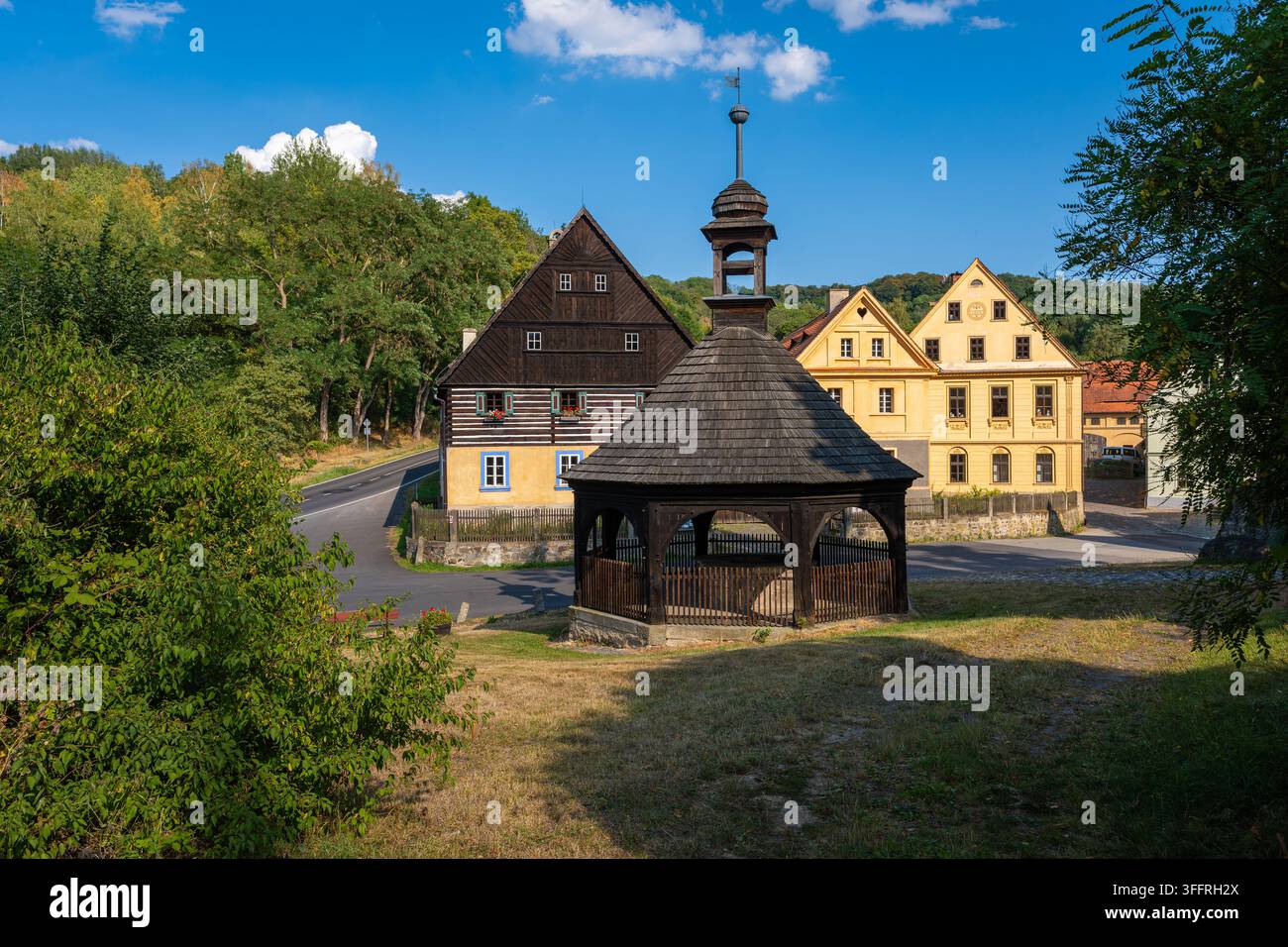 Centro storico di Zubrnice, villaggio pittoresco della Repubblica Ceca designato come monumento culturale ceco Foto Stock