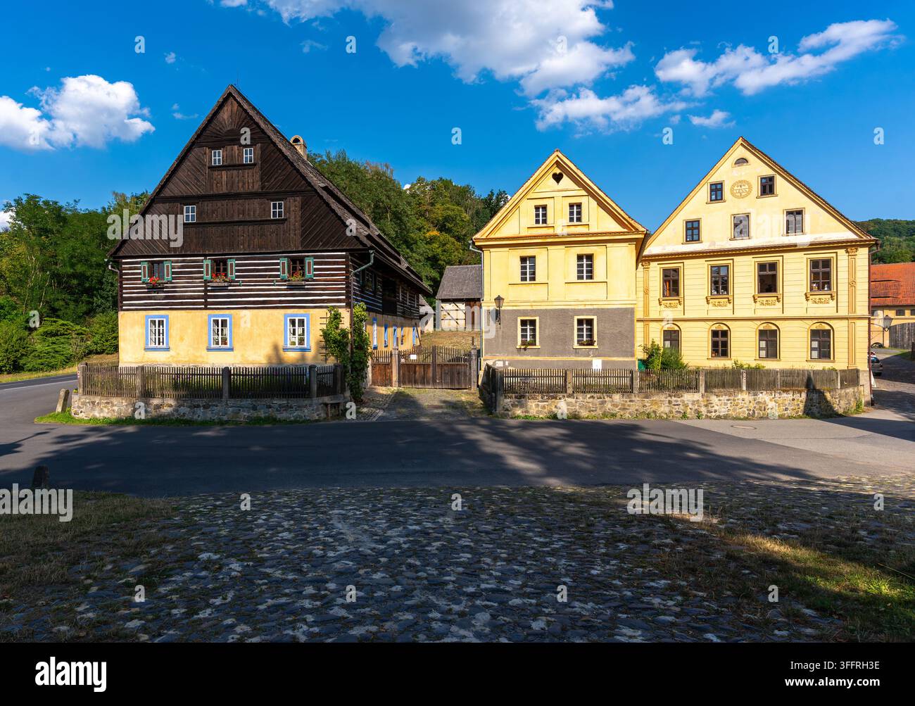 Centro storico di Zubrnice, villaggio pittoresco della Repubblica Ceca designato come monumento culturale ceco Foto Stock