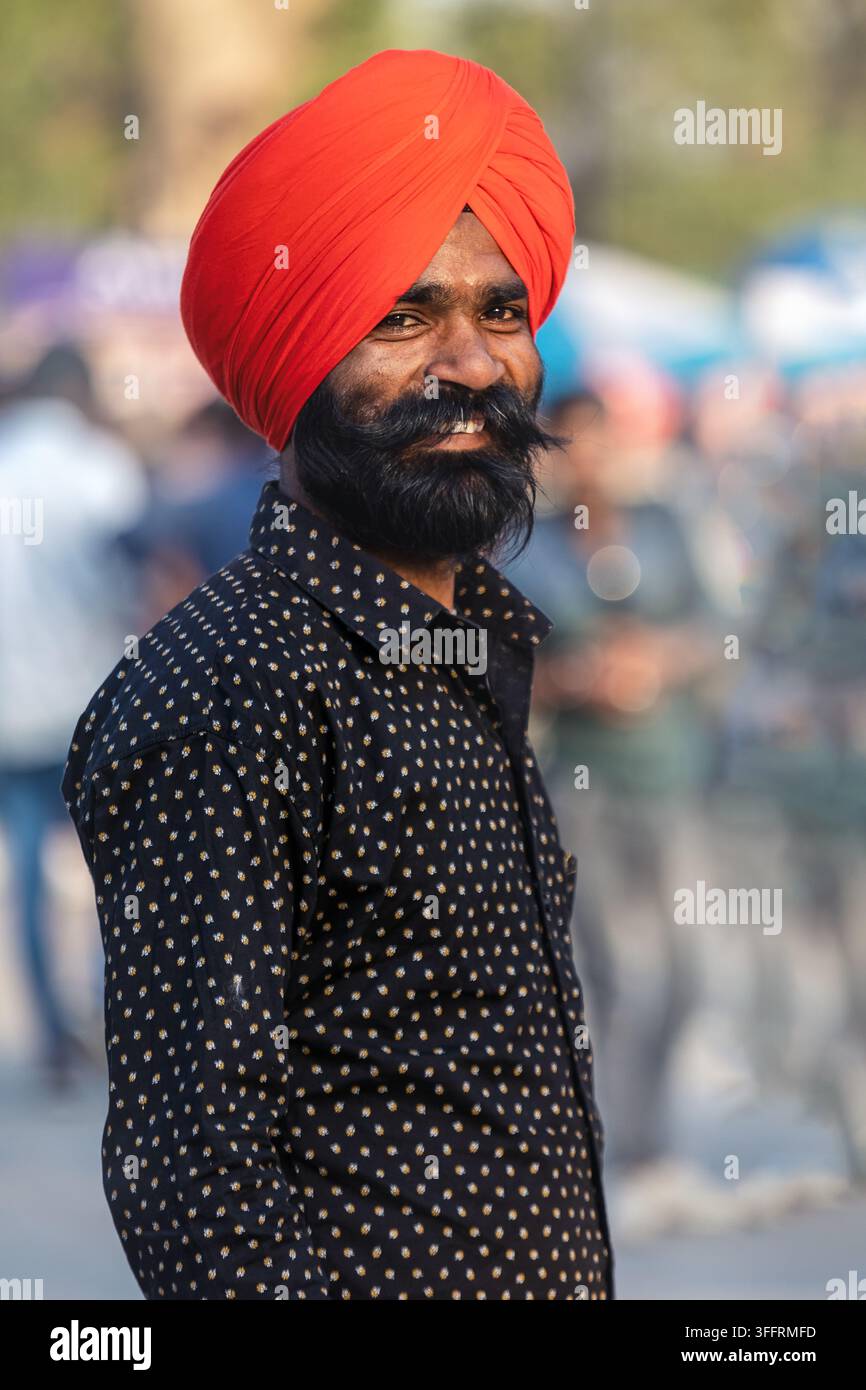 Ritratto di un uomo sikh indiano con turbante rosso Foto Stock
