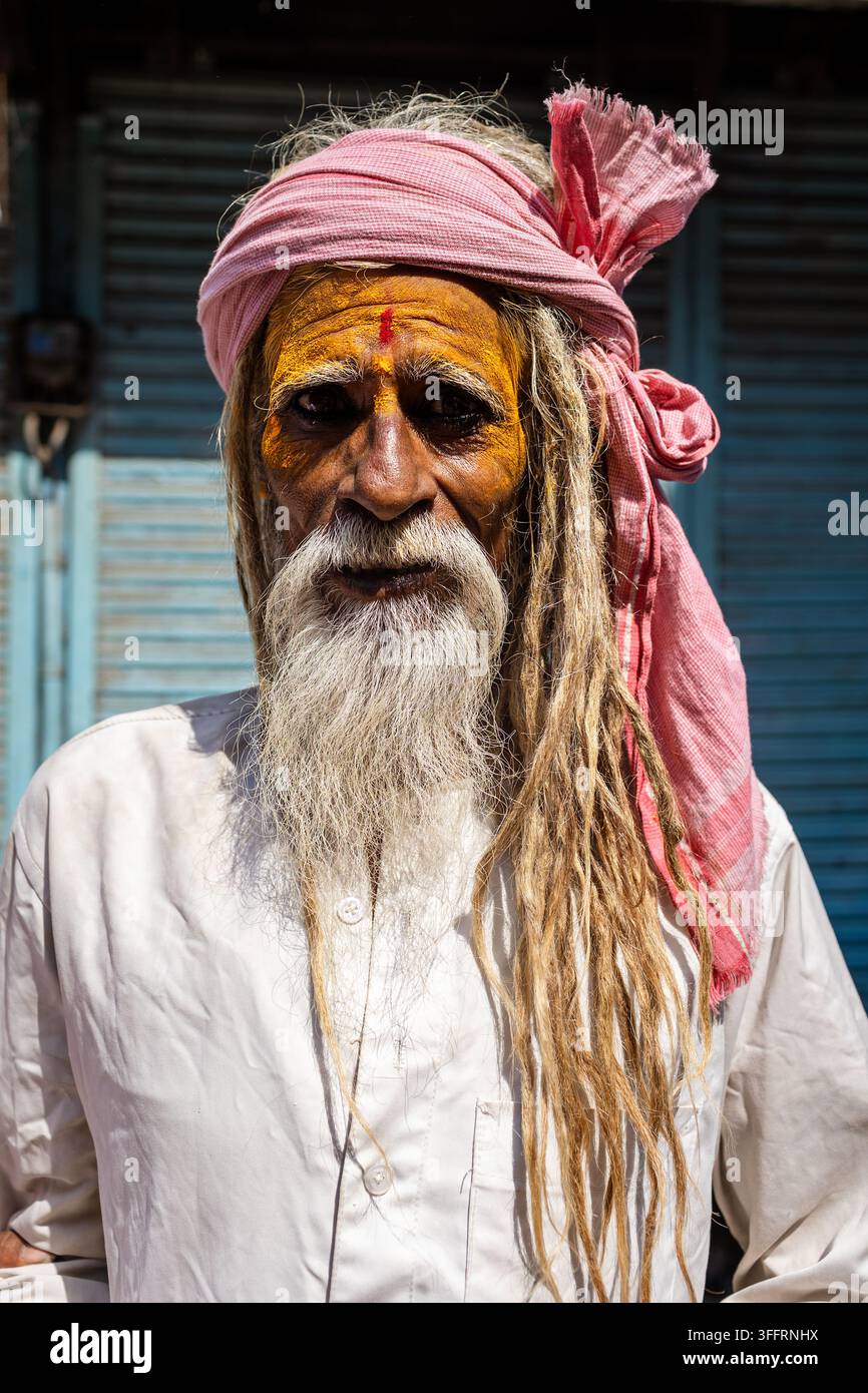 Ritratto di un anziano uomo indiano con turbante tradizionale Foto Stock