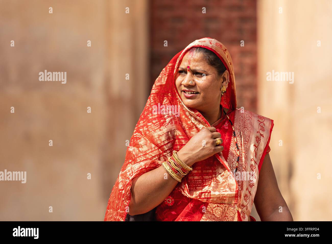 Donna indiana in abiti tradizionali con sari rosso, ritratto Foto Stock