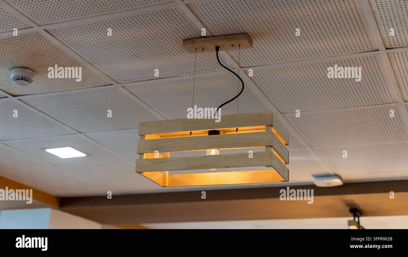 Lampada a soffitto sospesa in legno in un interno moderno Foto Stock