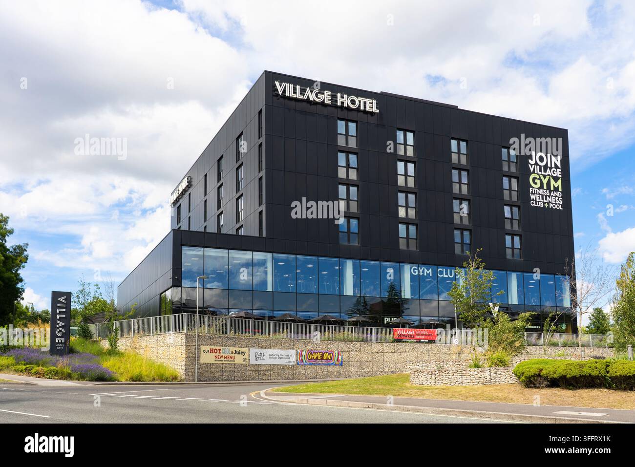 Il Village Hotel fa parte di una catena, visto qui nel parco commerciale di Basing View, Basingstoke. Ha uno Starbucks, una palestra e una piscina. UK Foto Stock