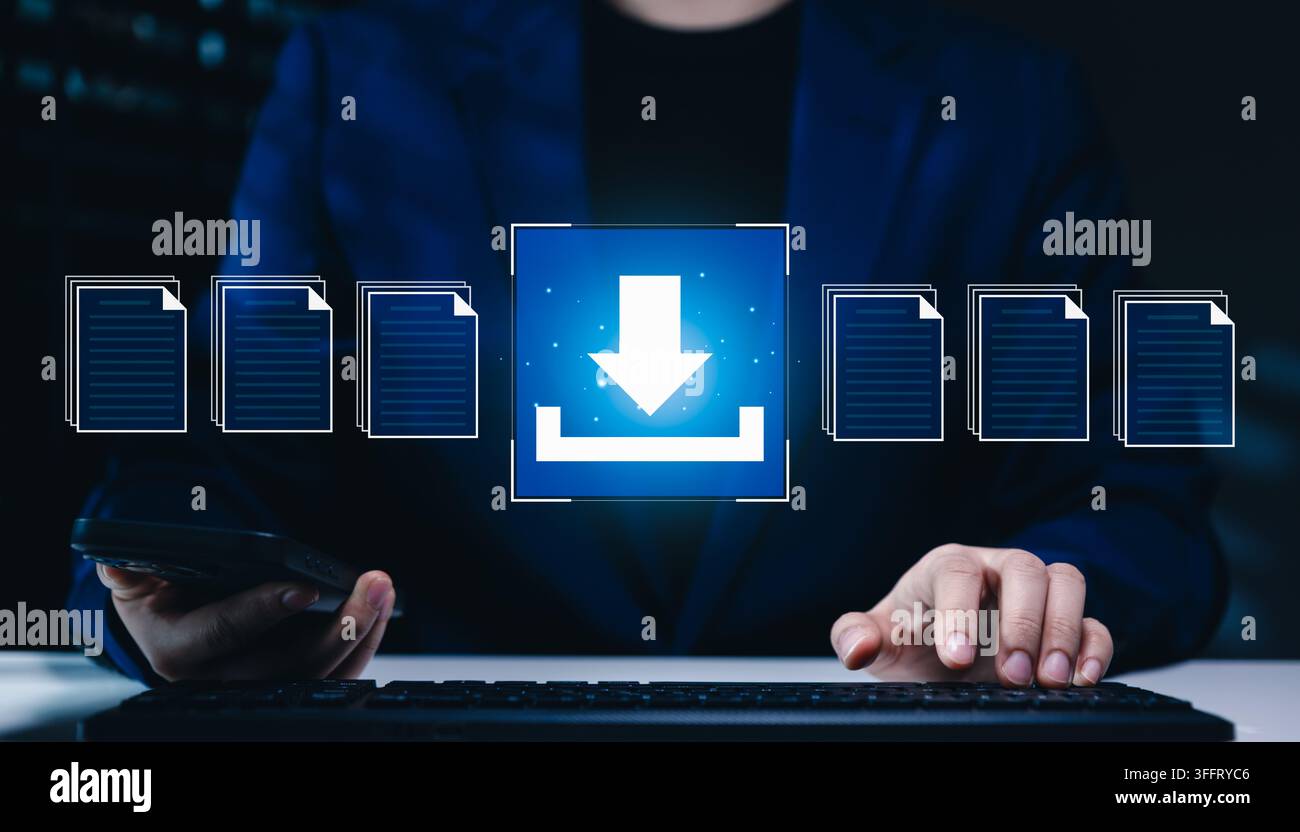 Concetto di tecnologia per il download di file e il trasferimento di dati. Donna d'affari che digita sulla tastiera e utilizza uno smartphone con icone di file digitali e download Foto Stock