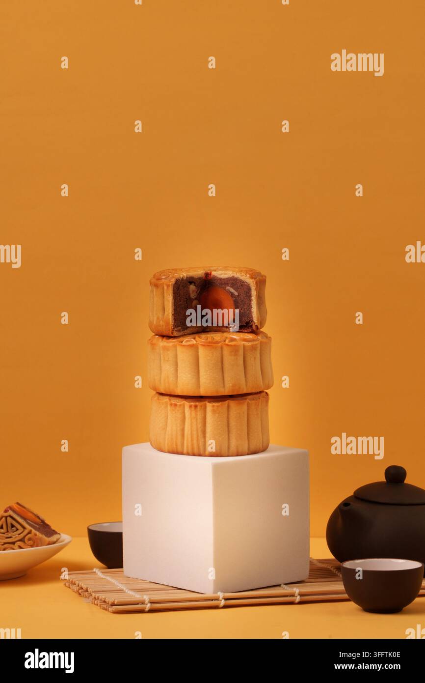 Pila di tradizionali mooncake cinesi su piedistallo per la Festa della Mezza Estate Foto Stock