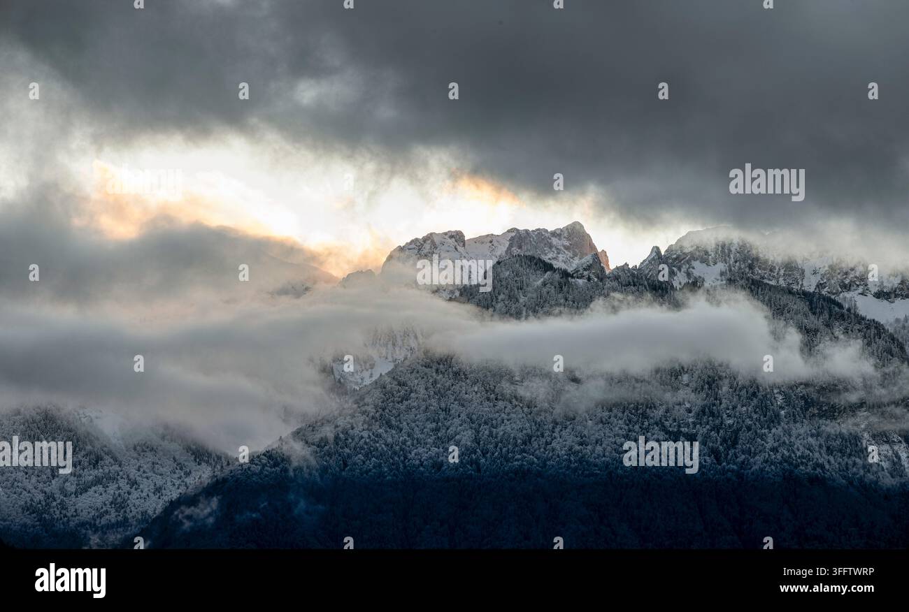 Le nuvole si muovono sulle alture della regione del Chablais in Francia, sulle rive del Lac Léman e al confine con la Svizzera, gennaio 2023. Foto Stock