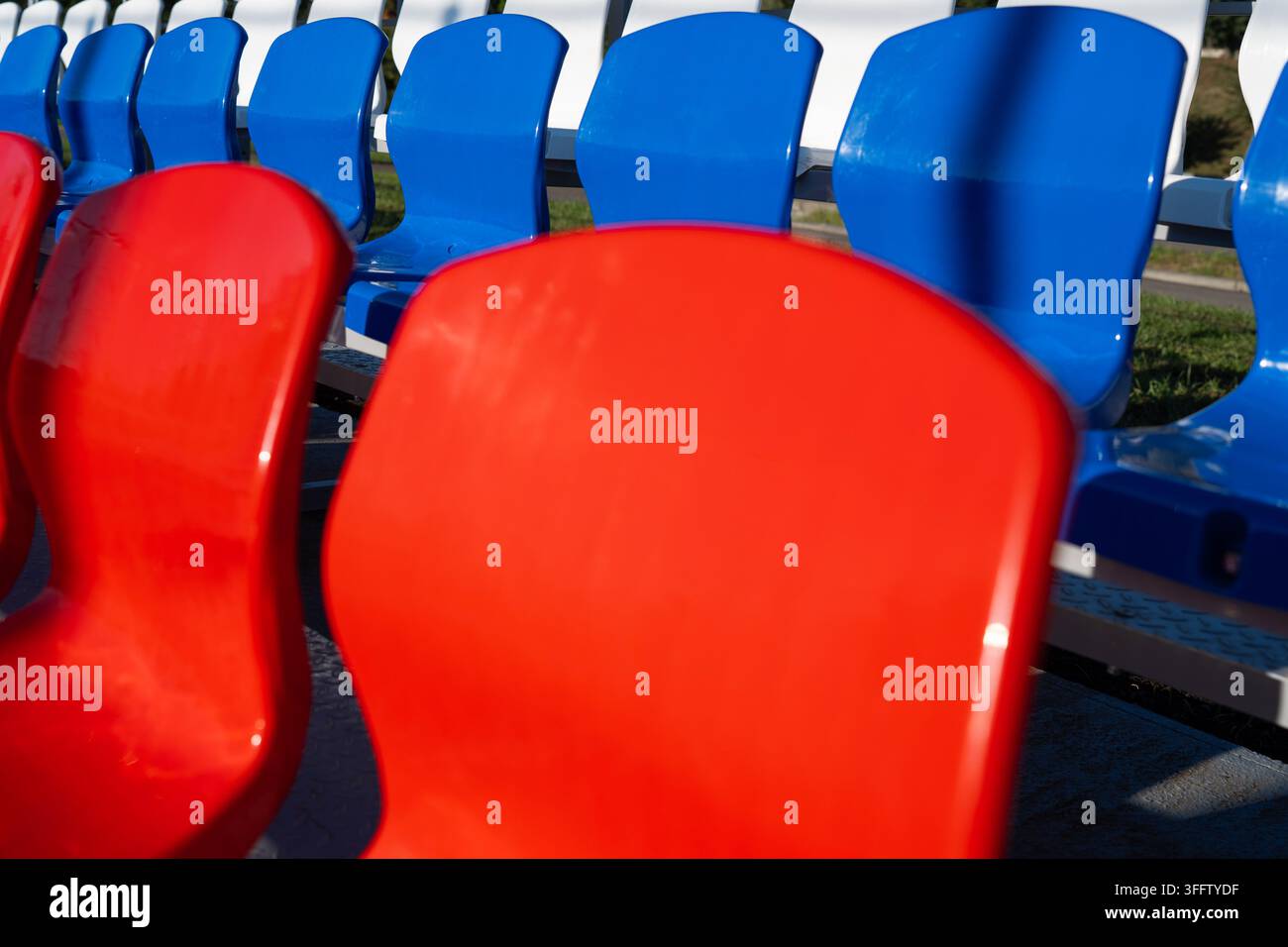 Fotografia stock professionale di alta qualità che mostra sedili per spettatori premium, sviluppo dei servizi pubblici e infrastrutture stadiali durevoli Foto Stock