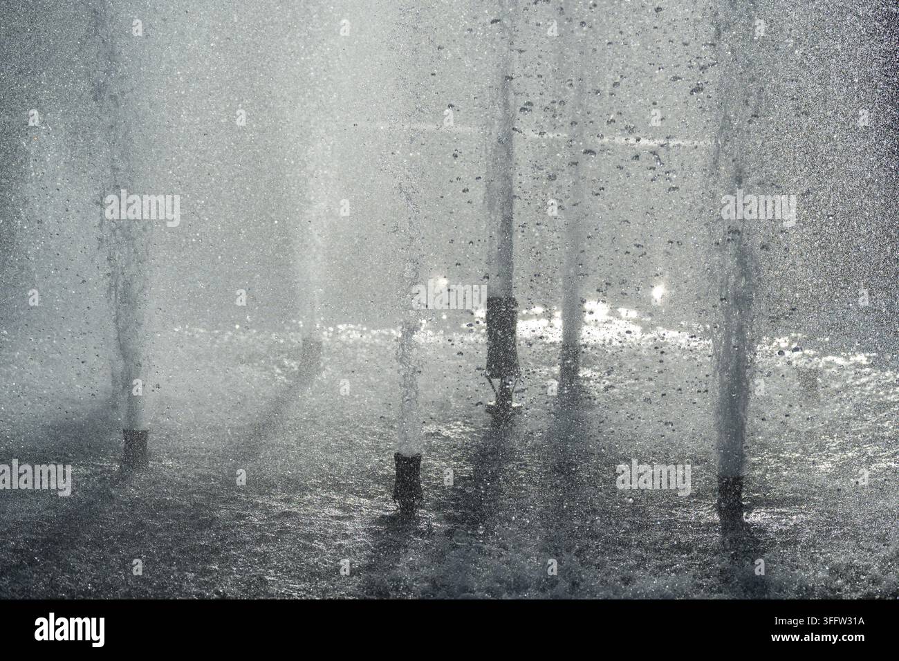 Fotografia stock professionale che mostra ingegneria idrica pesante, sollievo dal caldo estivo e conservazione impeccabile delle risorse alla luce del giorno senza Foto Stock