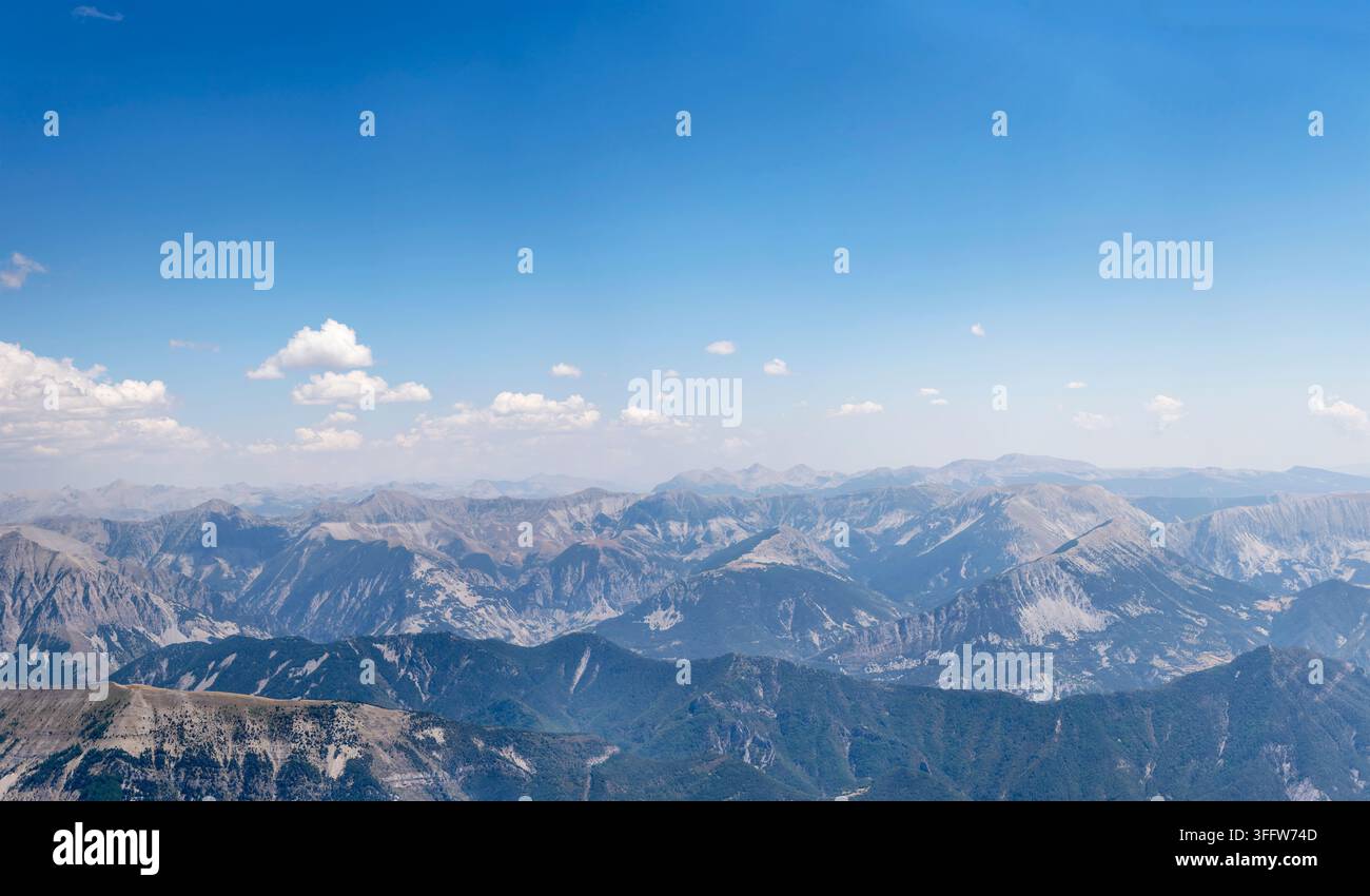 Paesaggio panoramico aereo con Ubac, Caduc e 3-Eveches sulla catena montuosa Le-Percours-de-Combattants, vista dall'alto del picco Blayeul, scattata da un gli Foto Stock