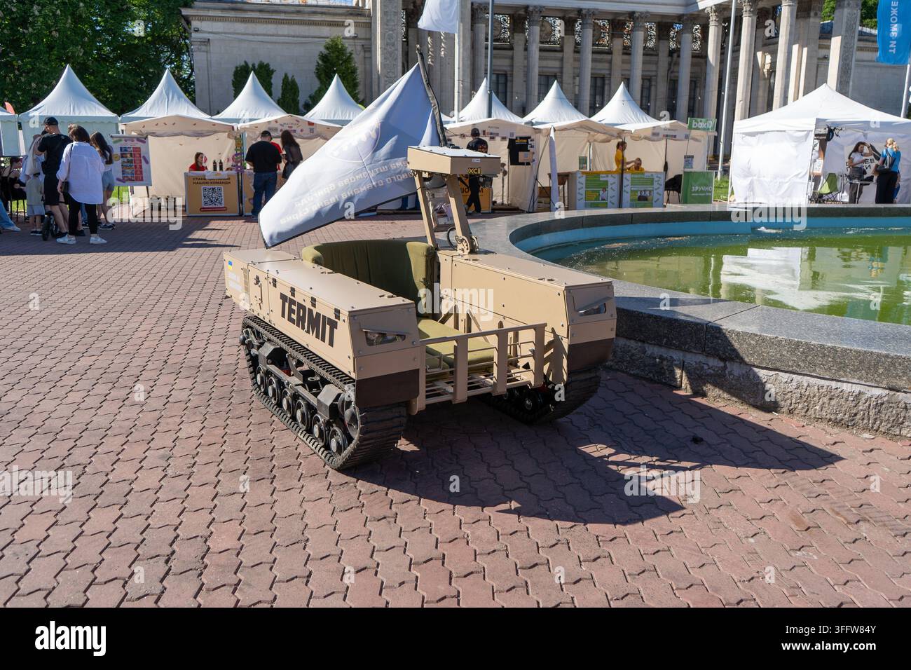 Piattaforma robotica militare ucraina TerMit tracciata. TerMIT - piattaforma modulare di logistica ed evacuazione. Drone robotico, SUV trattore blindato. Kiev, Ucraina - 23 maggio 2026 Foto Stock