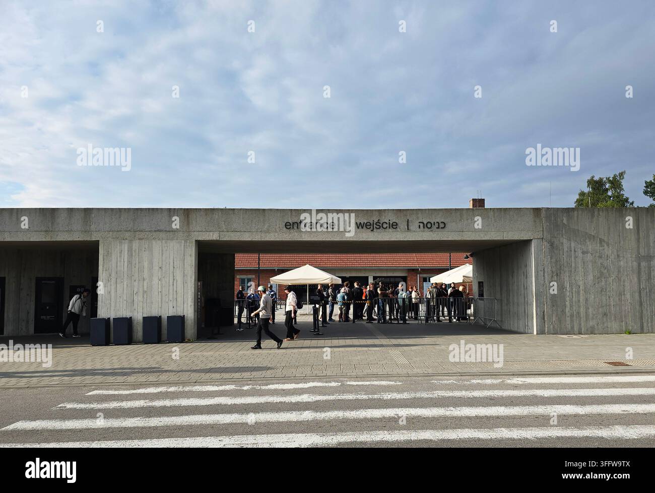 Ingresso del campo di sterminio nazista Auschwitz II-Birkenau nel sud della Polonia. - Immagine stock catturata con smartphone