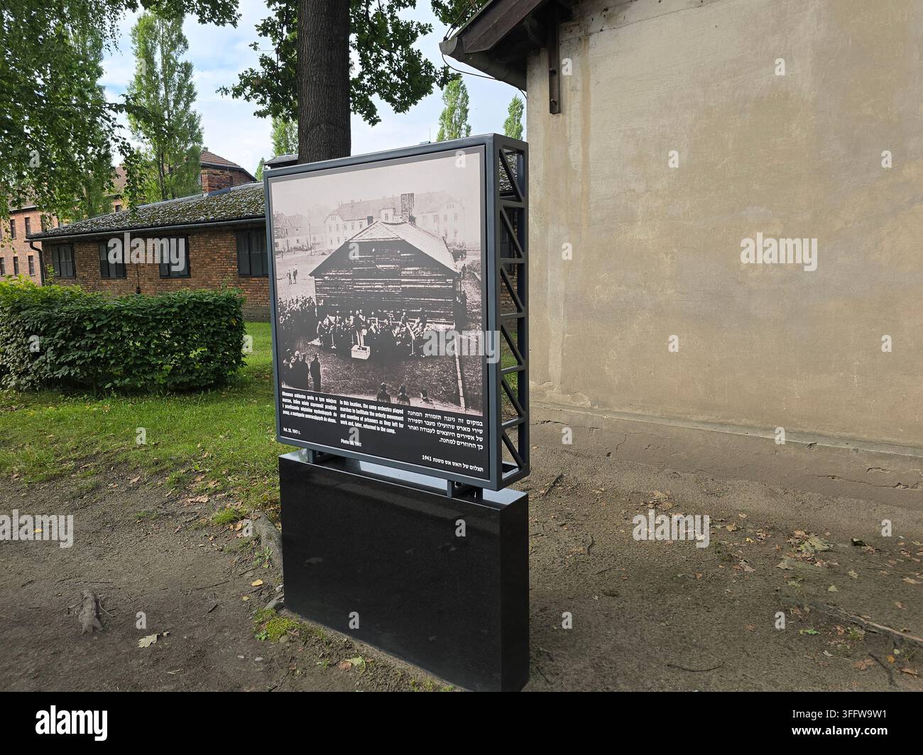 Campo di sterminio nazista di Auschwitz II-Birkenau nel sud della Polonia. - Immagine stock catturata con smartphone