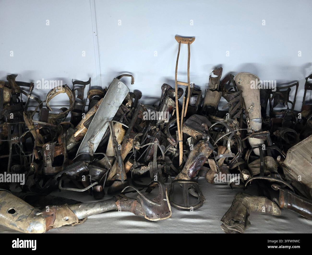 Campo di sterminio nazista di Auschwitz II-Birkenau nel sud della Polonia. - Immagine stock catturata con smartphone