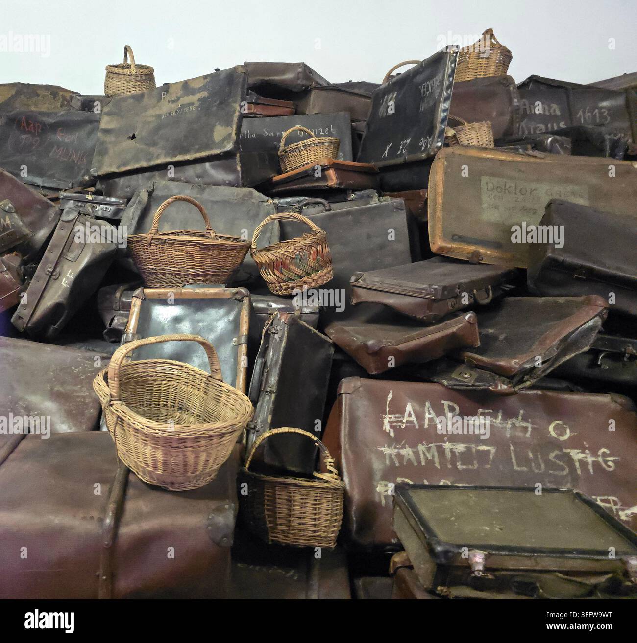 Campo di sterminio nazista di Auschwitz II-Birkenau nel sud della Polonia. - Immagine stock catturata con smartphone