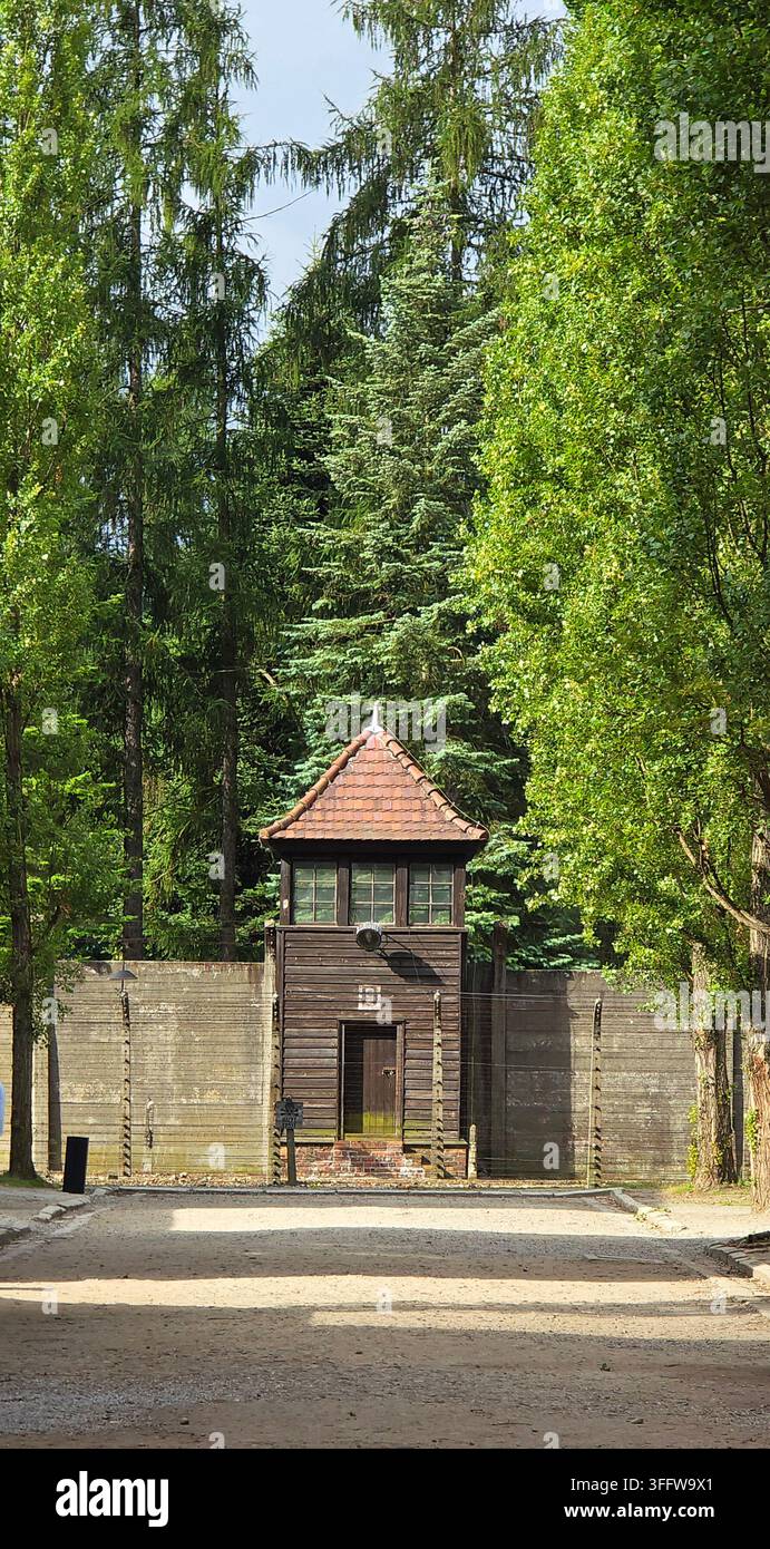 Campo di sterminio nazista di Auschwitz II-Birkenau nel sud della Polonia. - Immagine stock catturata con smartphone