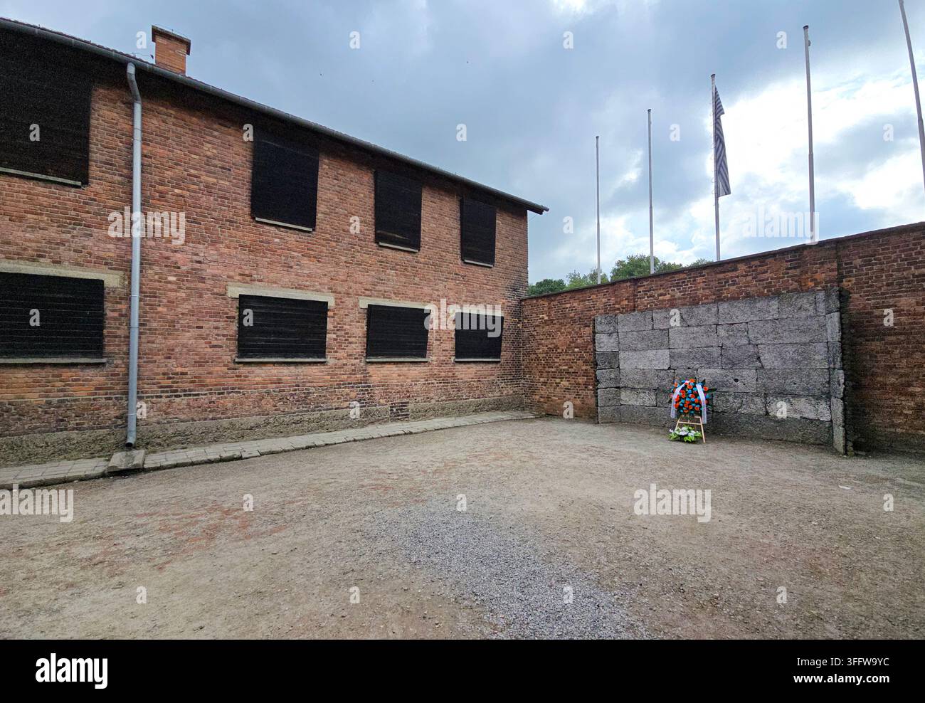 Campo di sterminio nazista di Auschwitz II-Birkenau nel sud della Polonia. - Immagine stock catturata con smartphone