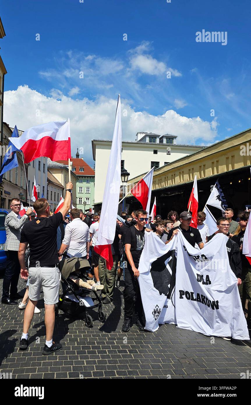 Una manifestazione di estrema destra contro l'immigrazione di fronte al consolato tedesco a Cracovia, in Polonia. - Immagine stock catturata con smartphone