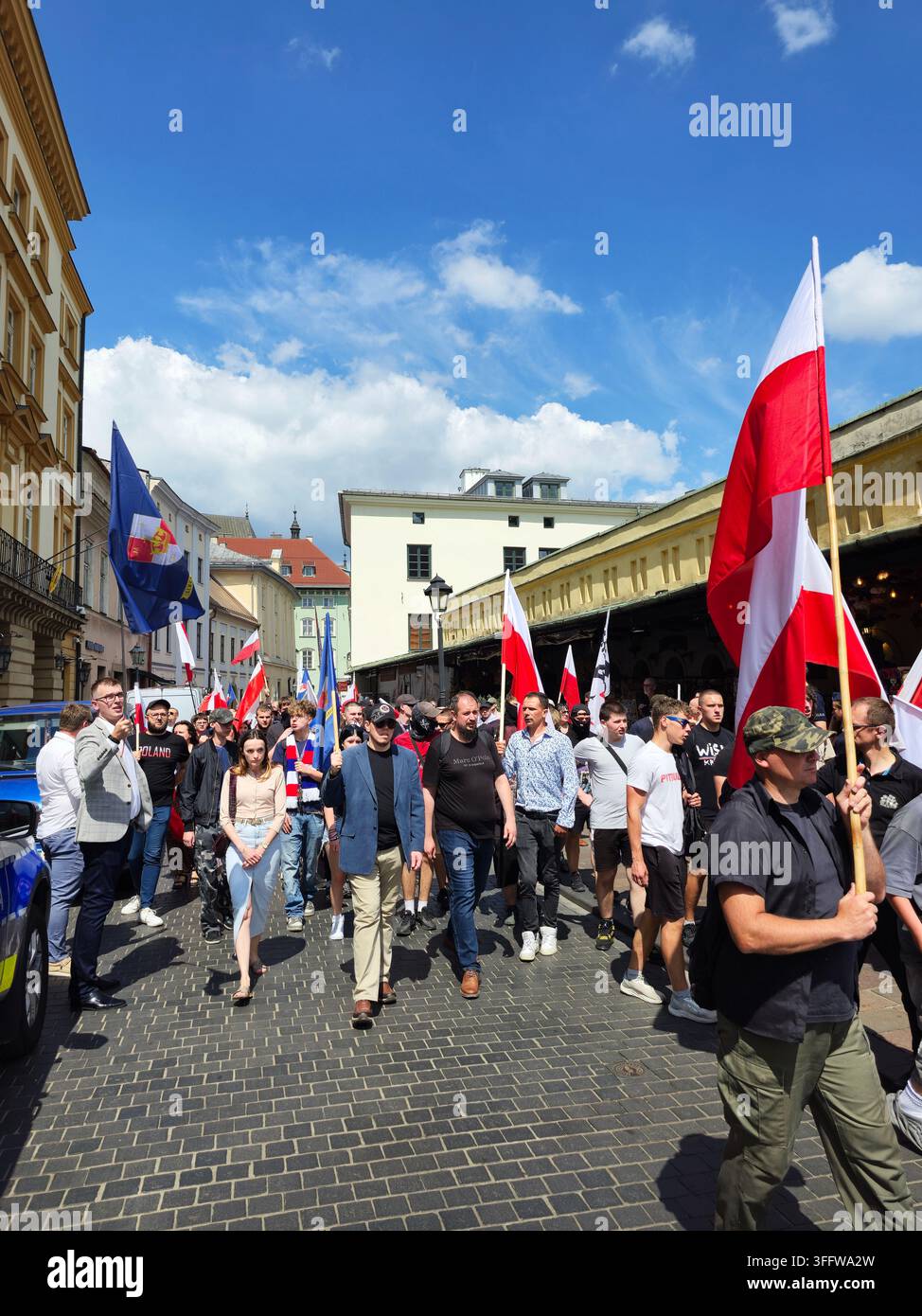 Una manifestazione di estrema destra contro l'immigrazione di fronte al consolato tedesco a Cracovia, in Polonia. - Immagine stock catturata con smartphone