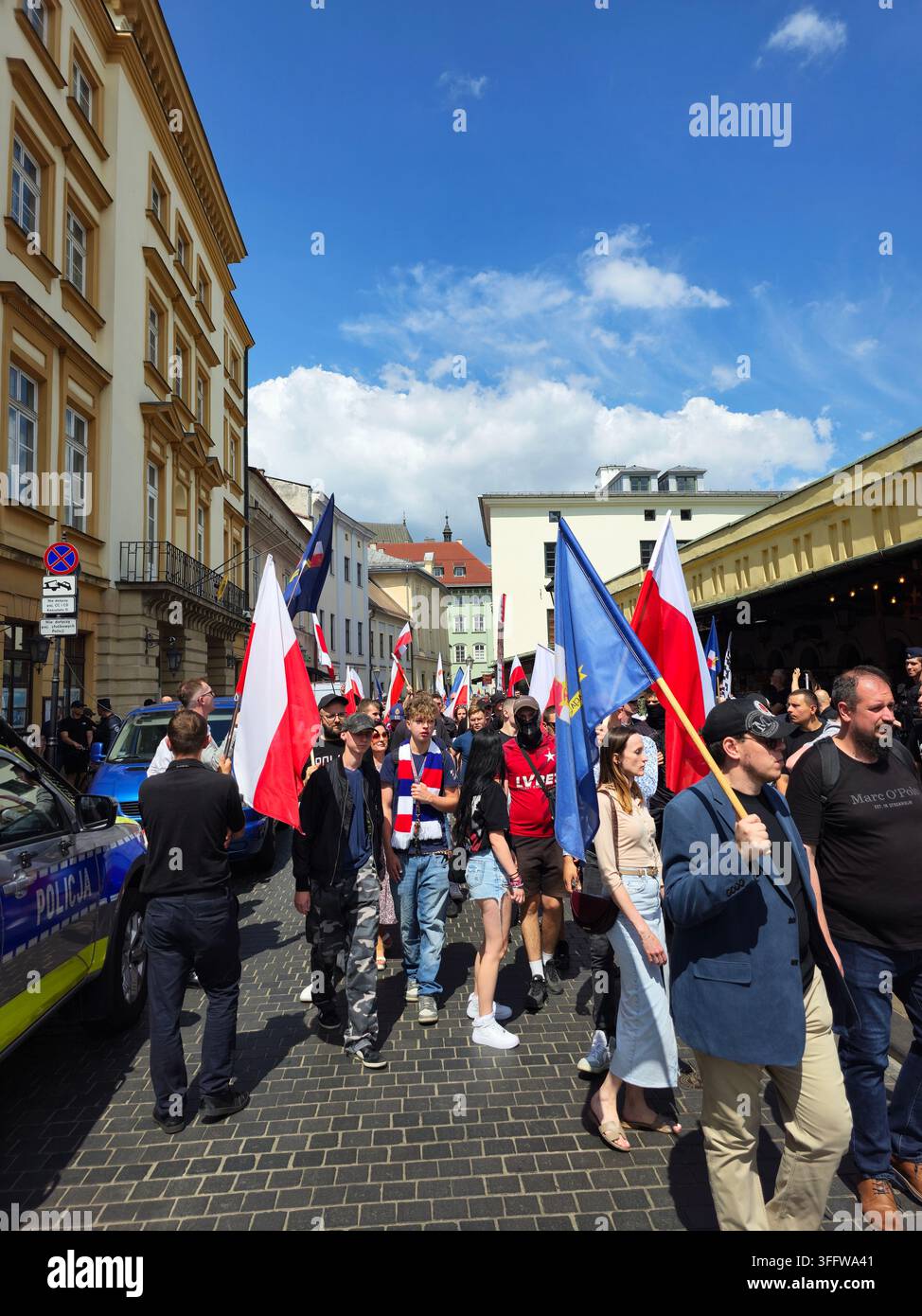 Una manifestazione di estrema destra contro l'immigrazione di fronte al consolato tedesco a Cracovia, in Polonia. - Immagine stock catturata con smartphone