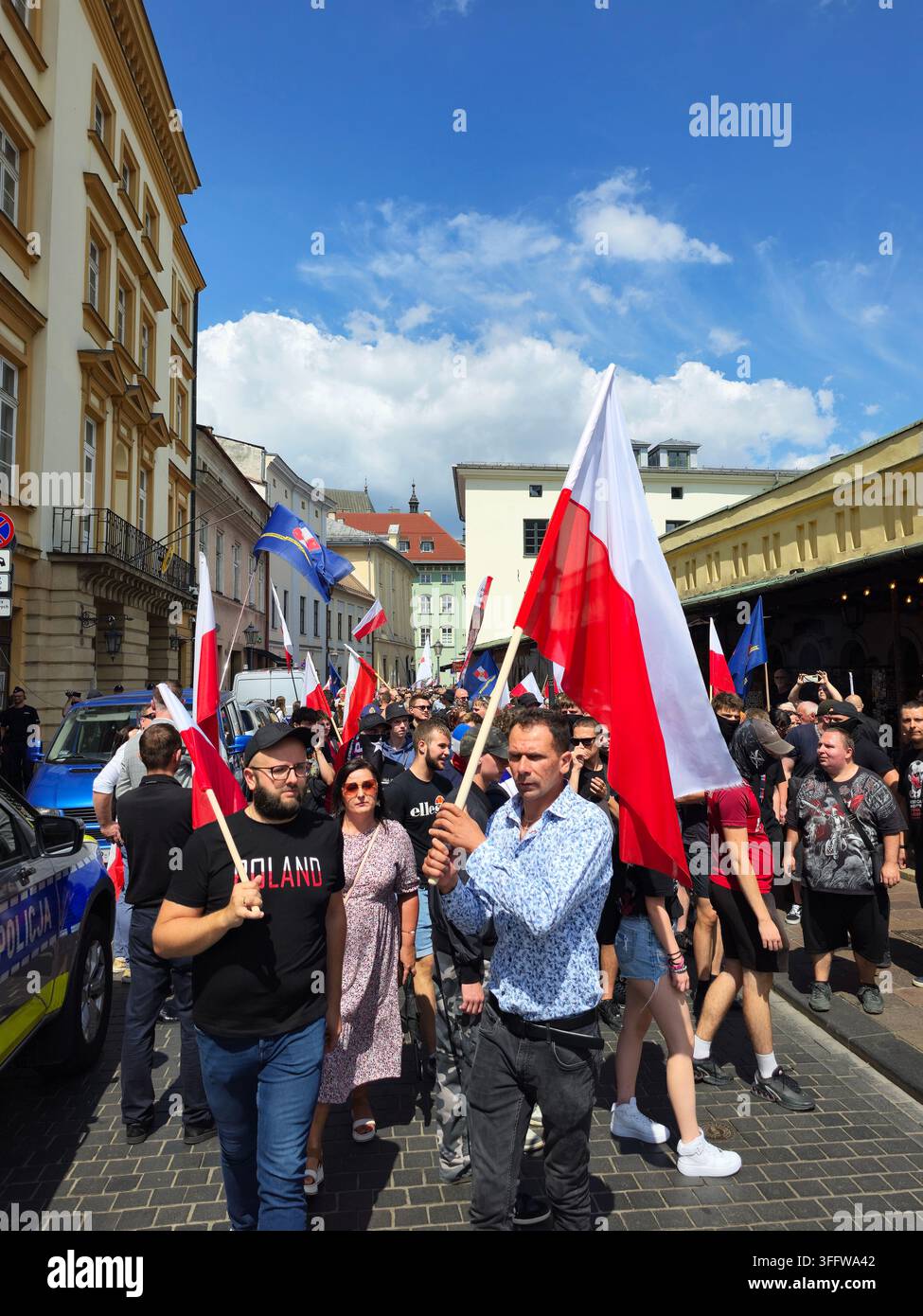 Una manifestazione di estrema destra contro l'immigrazione di fronte al consolato tedesco a Cracovia, in Polonia. - Immagine stock catturata con smartphone