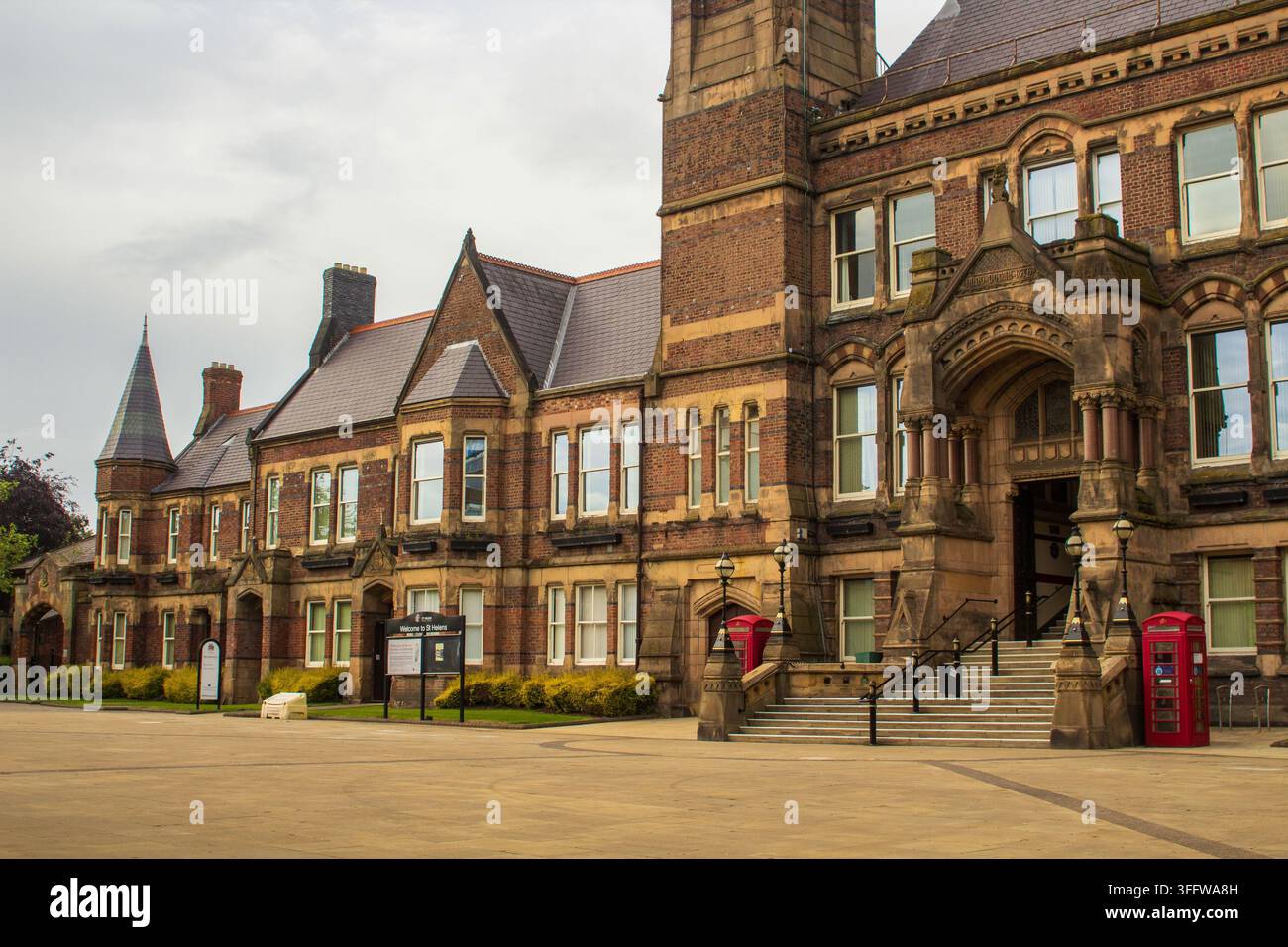 21 maggio 2026 Il maestoso Municipio di Victoria Square, Bikerstaffe Street a St Helens nel Lancashire in Inghilterra. Questo grande centro civico ospita il consiglio locale Foto Stock