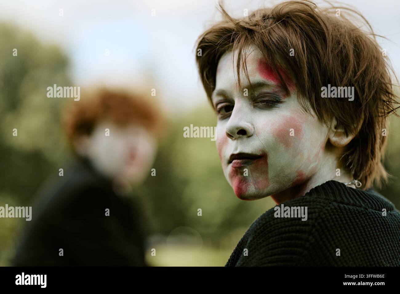 Ritratto di un ragazzo con trucco spaventoso per Halloween all'aperto Foto Stock
