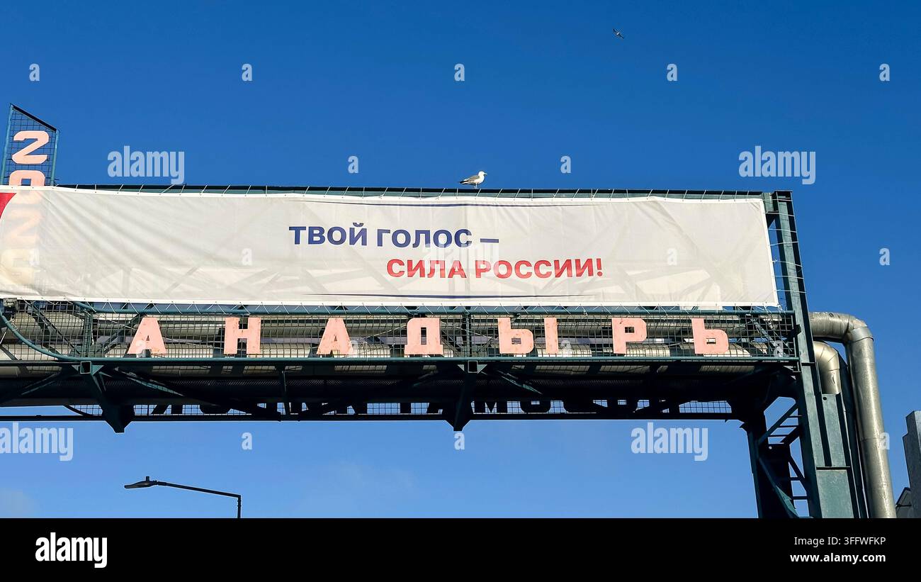 Poster pubblicitario per il Giorno delle elezioni unite in Russia sopra la strada, Anadyr, Russia Foto Stock