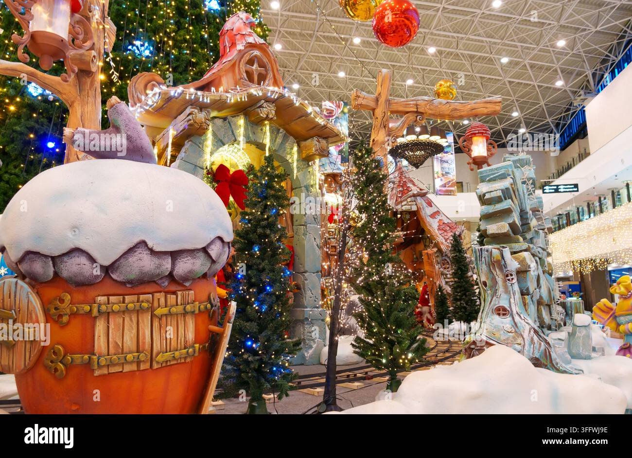 Iasi, Romania – 4 gennaio 2026: Primo piano di decorazioni magiche del villaggio natalizio e alberi illuminati all'interno del Palas Mall durante le vacanze invernali Foto Stock