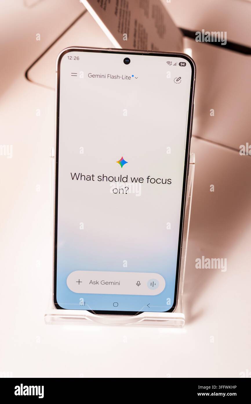 RIGA, LETTONIA. 25 agosto 2026. Vista frontale del Samsung Galaxy S26 FE con l'applicazione dell'assistente di intelligenza artificiale Gemini Flash-Lite con il p Foto Stock