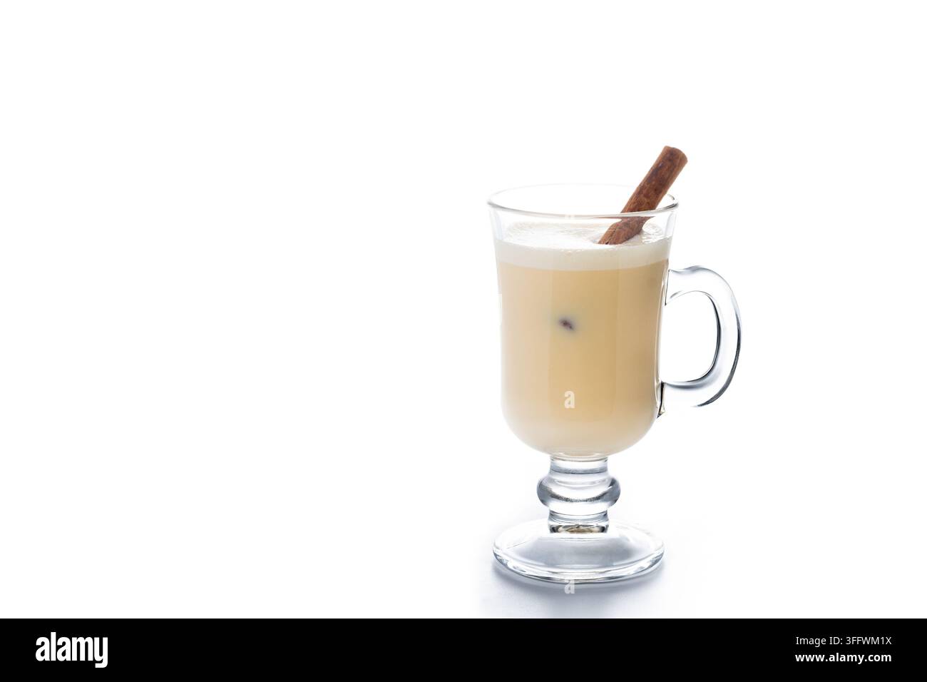 Bicchiere di eggnog con bastoncini di cannella isolati su sfondo bianco Foto Stock