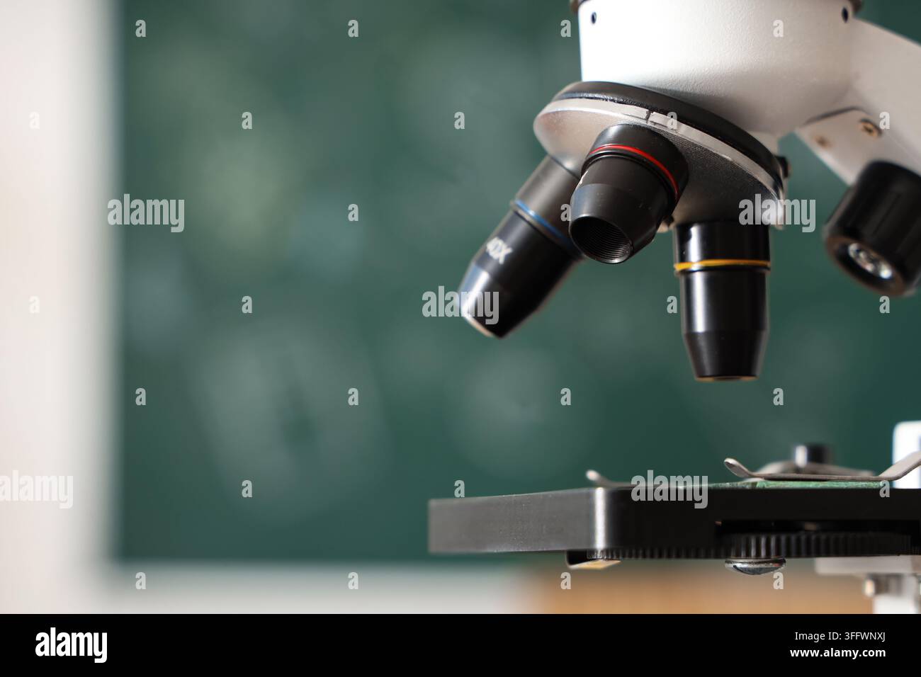 Ricerca scientifica e innovazione medica, microscopio da laboratorio per test clinici e analisi biologiche in un ambiente di aula o universitario Foto Stock