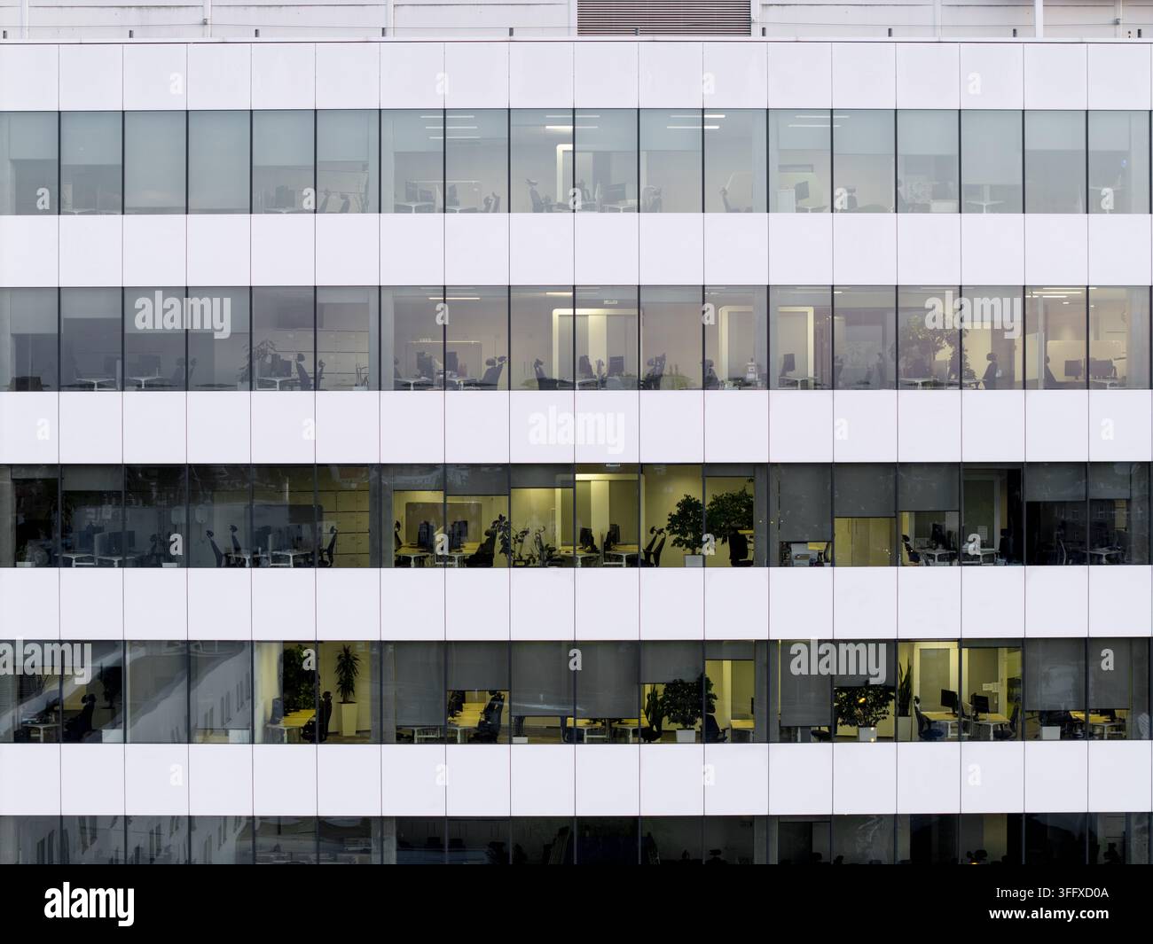Veduta aerea di un moderno edificio per uffici con spazi di lavoro largamente vuoti, che illustra immobili commerciali sottoutilizzati in mezzo all'ascesa del lavoro ibrido Foto Stock