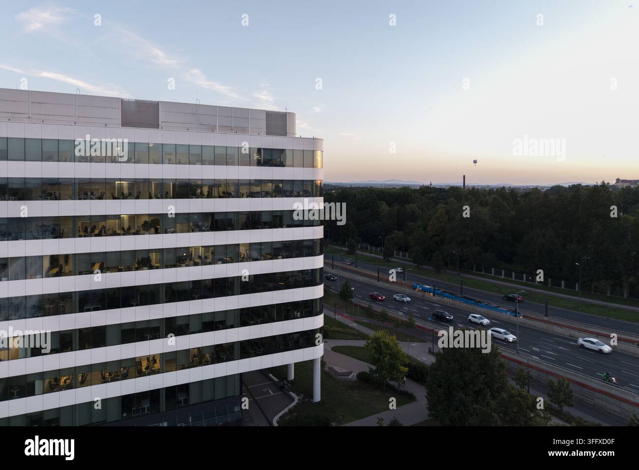Vista aerea di un moderno edificio per uffici con occupazione limitata, che illustra i cambiamenti nei modelli di lavoro, il lavoro ibrido e gli spazi commerciali sottoutilizzati Foto Stock